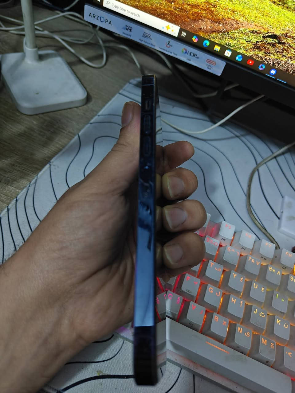 سلام عليكم ايفون 13 برو ماكس امريكي مستخدم التلفون وكع  وبدلت بيه
مبدل شاشه اصلي 
مبدل بطاريه اصلي 
ومن وكع الكامره الواسعه واكفه فقط 
غير شي كله شغال وشحنه فول وتلفون مكفول من غير شي 
سعر 430الف وبيه مجال مكاني كراده 
*********** 
واذا معجبك السعر أنشألله تلكه الافضل
