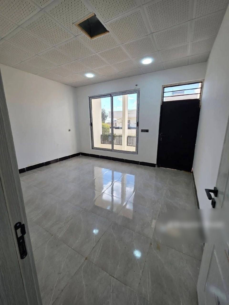 دارين للبيع مساحة الدار الواحد/100/متر طابق ونصف بناءصفر
عنوان:حرية
نوع العقار:طابو
فول مواصفات:فول كاشي وسقف مغربي ونظام دكت تبريد مركزي 
محتويات الدار:استقبال،هول ومطبخ حار،صحيات،وغرفة نوم،درج داخلي 
موقع مميز
سعر:١١٠ مليون وبيها مجال 
للاستفسار مراجعة مكتب النورين للعقارات والمقاولات أو الاتصال على الارقام التاليه:*********** واتسأب
