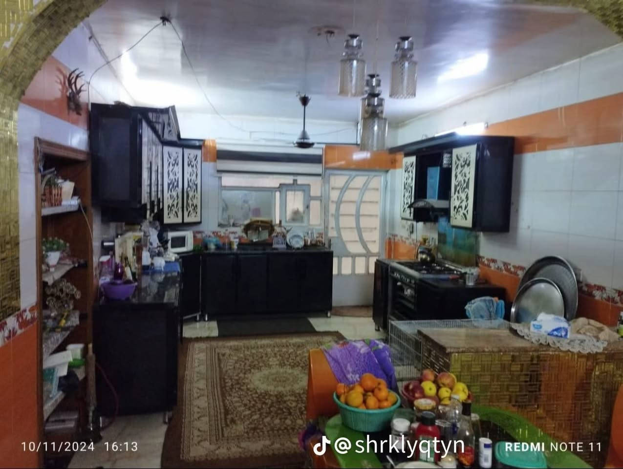 بيت للبيع طابو ملك صرف مساحة 200 متر واجهة 10 نزال عشرين بناء الفينات ترميم 2020 ارضيات بورسلين مسلح ، الطابق الارضي استقبال كبير وغرقة ملحق بالاستقبال ومطبخين حار وبارد وحمامين شرقي وغربي وترك خلفي .
الطابق الاول ثلاث غرف نوم ومطبخ وحمام غربي مشترك .
سطحين والكبير مغلف ايزوكام .
تانكيات ابو الالف اثنين وبواري مياة جديدة الامل الشريف والكهربائيات سعودي .
يباع كاملا ..مع كامل الصحيات والكهربائيات .
العنوان شهداء البياع ، الرفاق ، خلف مدرسة التنمية الدولية الصينية الجديدة ، شارع المدارس خلف اسواق زيتونة .
على طابو العامرية ملك بأسمنا .
السعر 325 مليون وبيه مجال ، الاتصال بعد الساعة 4 عصرا 
هاتف ***********
