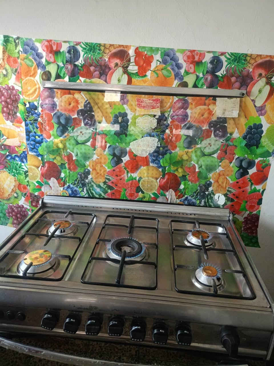 طباخ مصري ماركة يويفرسال نضيف وشغال ٥ عيون ناره زركه وعاليه ب٢٠٠ مكانه الدوره *********** مكلفه بالنشر
