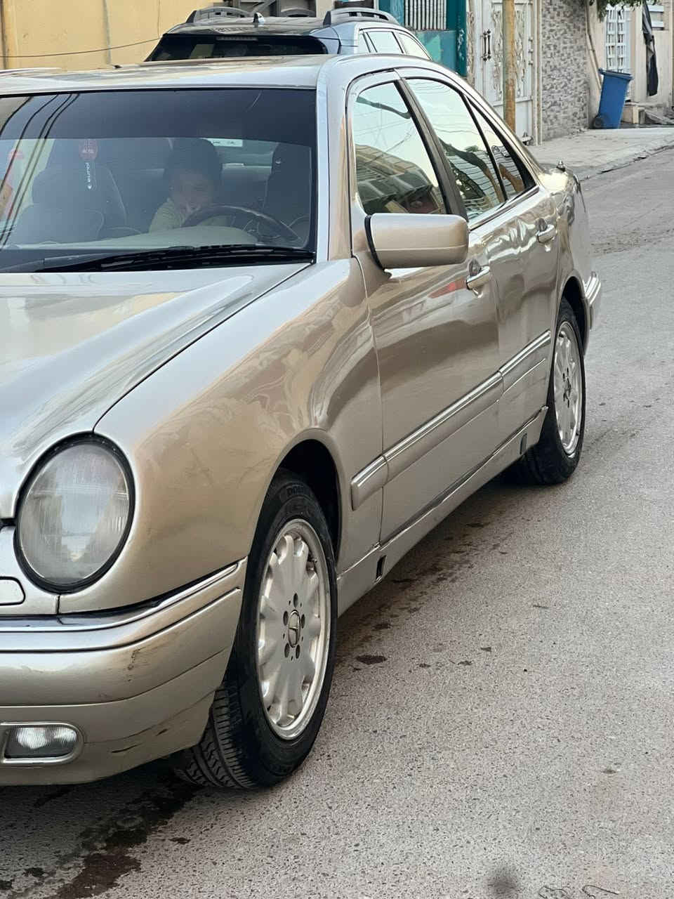 السلام عليكم 
مارسدس ام عيون موديل 96. 
مكينه عدله جديده  
تبريد تدفئه جديده
دشبول جديد كشناتها جلد نضيفه ومغلفيها 
سلايد روف 
تحكم كشنات 
شاشه 
السياره كلشي بيها شغال حته زراكات الايتات 
السياره كامله وخير من الله باسمي 
السعر 95 وبيها مجال 
الكريعات 
*********** 
***********
