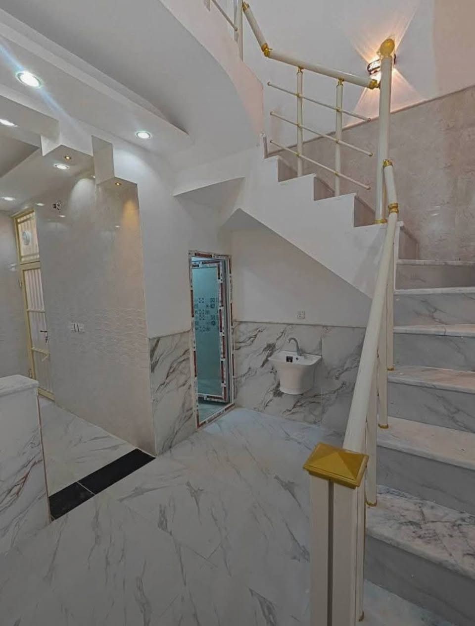 بيت لليجار بداية حي العامل 60متر طابوك طابقين مرتب الاستفسار على الرقم 
***********
***********
