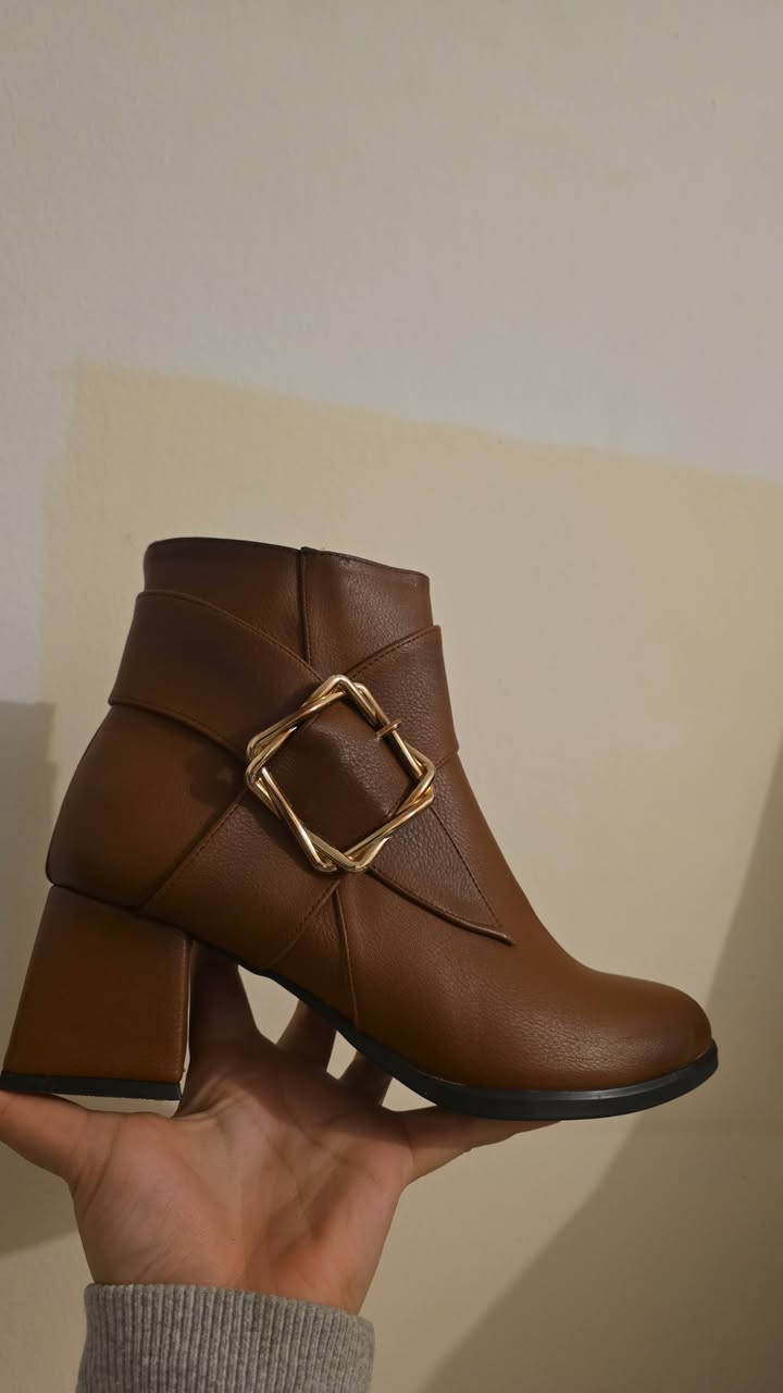 السلام عليكم 
احذية للبيع بسعر الجملة 58 قطعة على 174 الف يعني سعر القطعة 3000 دينار من كل موديل لون و قياسات مشكله نوعية جيدة للتواصل ***********
