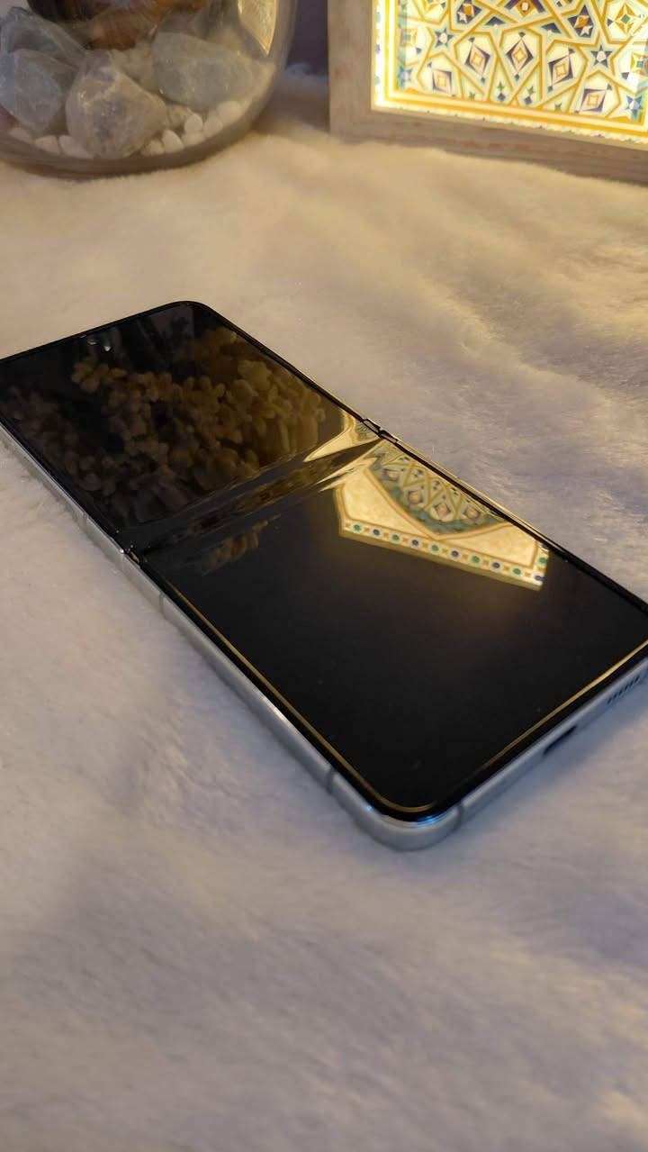 Z flip 5
وارد يابان 
نضافة ممتازة 
مواصفاتة معروفة 
***********
بغداد حي الجامعة 
375 الف
شاحن وكفر
