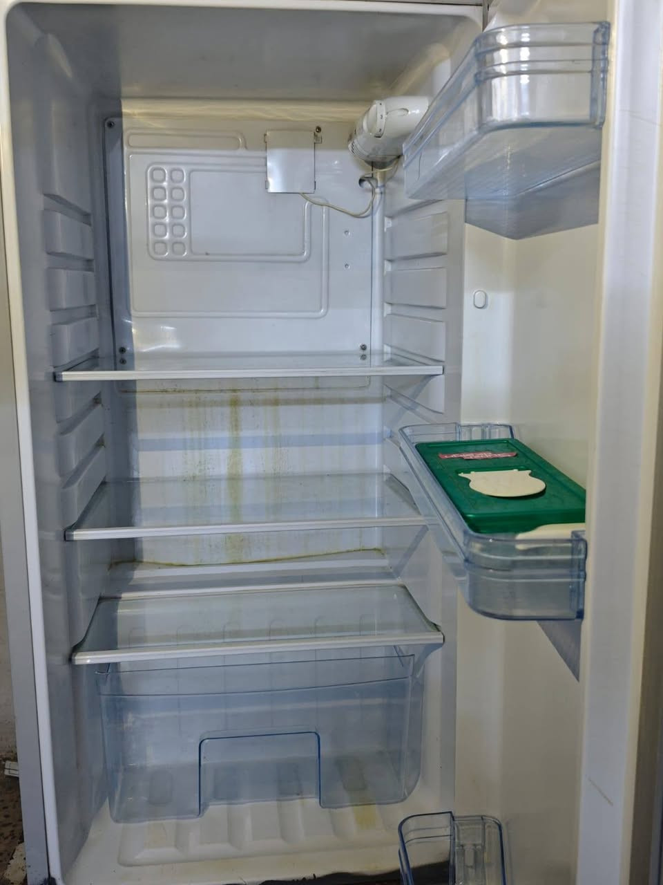 ثلاجة مستعملة ١٢٥ الف العنوان مدينة الصدر ***********
