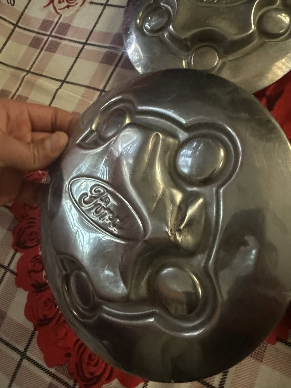 السلام عليكم موجود تخم كبات اصلي فورد فكتوريا ***********
