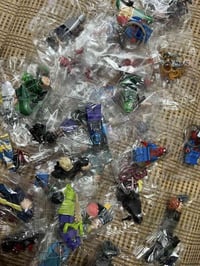 شخصيات ليكو • ٤٢ قطعة • ١٠ مداليات