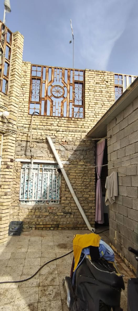 سلام عليكم بيت المساحه ٢٥٠ متر قرب اعداديه الصناعه على الساحه بالمقدمه مال احي الصناعه خلف الجامع سيد حسن موقع كلش حلو ومدرسه الضراغام قيرب بعد شارع تجي وشوف مولد قريب غرفتين وصاله داخليه وصاله خارجيه واستقبال ومطبخ داخلي ومطبخ خارجي صحيات داخليه وخارجية ومحل استفسار ع الرقم التالي بيه واتساب *********** المجر الكعبي, ميسان
