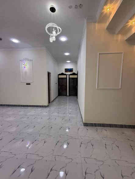 مساحه ٢٥٠ متر يحتوي على ٣ غرف نوم وصاله ومطبخ بارد ومطبخ وحمام وديوانيه ومجمع صحيات 
الموقع البصره محوله الزهيري جميع الخدمات متوفره سعر 137 وبي مجال *********** البصرة
