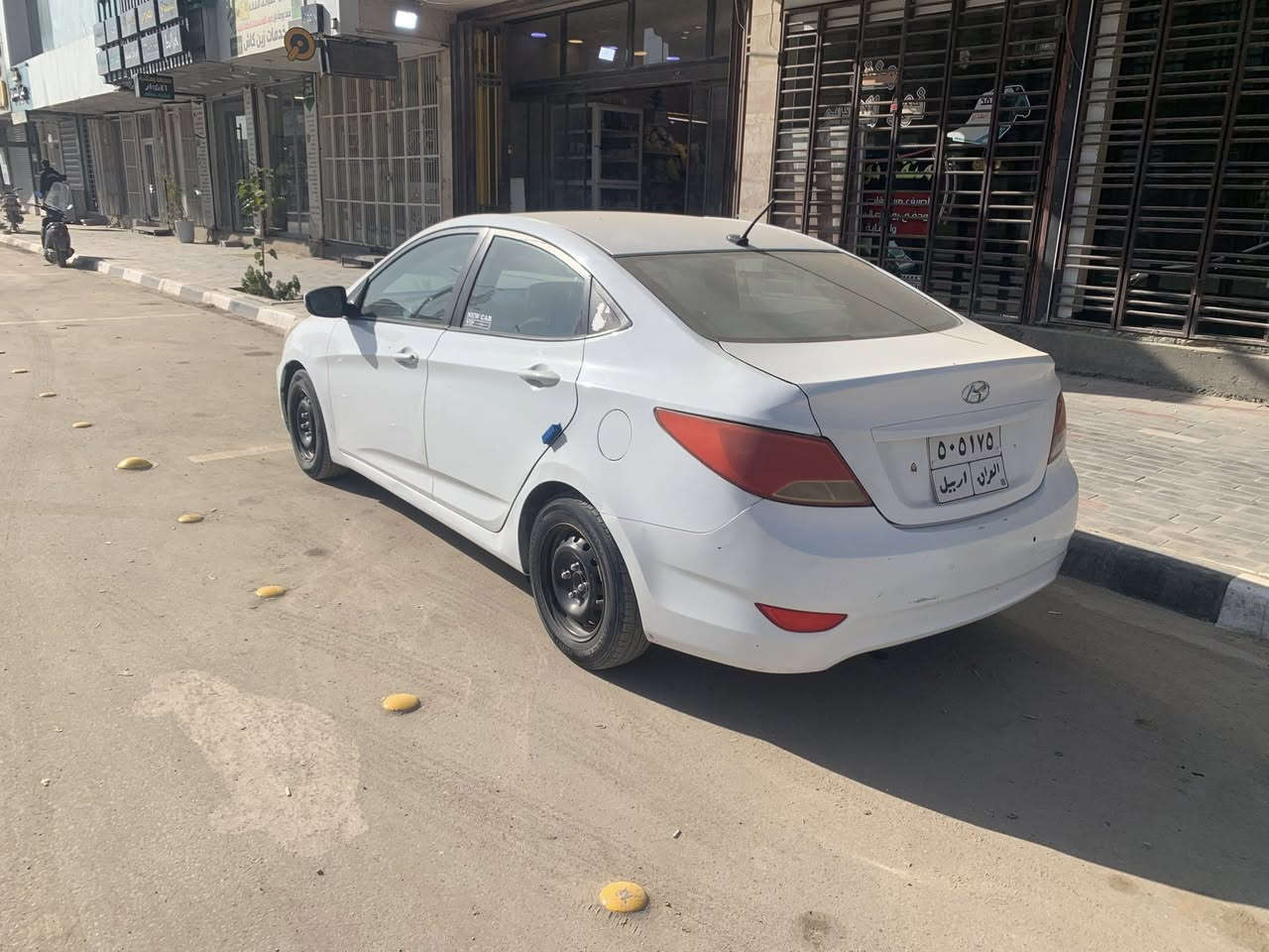 للبيع اكسنت 2017 السياره كفاله بدون ايرباك بيها بدور الخلفيه فقط كير مكينه حداديه منظومه تبريد كله جديد ومكفول ماشيه 78 المكينه 1600 المرغوب تخم تاير السياره جديده سرفس ما مشتغل بيها السعر 110 مكان السياره حله تريد وكاله او تحويل السياره باسمنا الاتصال ***********
