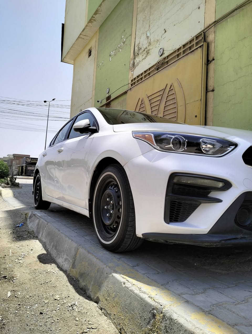 السلام عليكم عندي كيا فور تي موديل 21 معوقين بيها ثلاث قطع وحده صبغ واثنين تبديله بعد لها خمسه اشهر وتنفك حداديه جديده تخون تاير جديد دوشمه جديده رقم كربلاء ماكينه دوش 2000/مكان كربلاء حي العامل/130 بها مجال. بها عدسات زينون/***********
