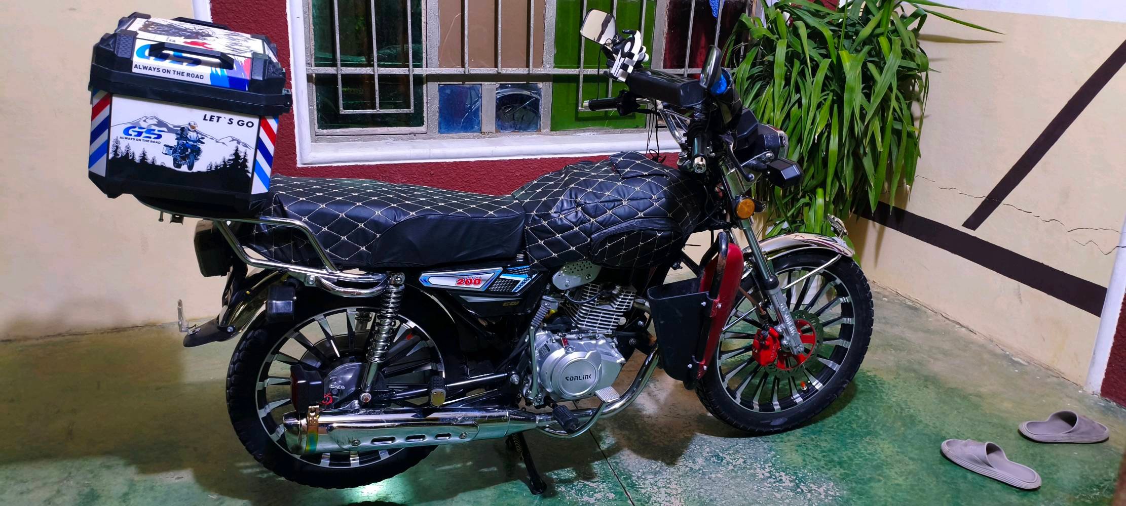 دراجة نارية مميزة موديل Sonlink 200CC بحالة ممتازة. تم تجهيزها بصندوق خلفي لتخزين الأمتعة، وتصميم مريح للمقعد مغطى بالجلد. مثالية للرحلات الطويلة والمشاوير اليومية.