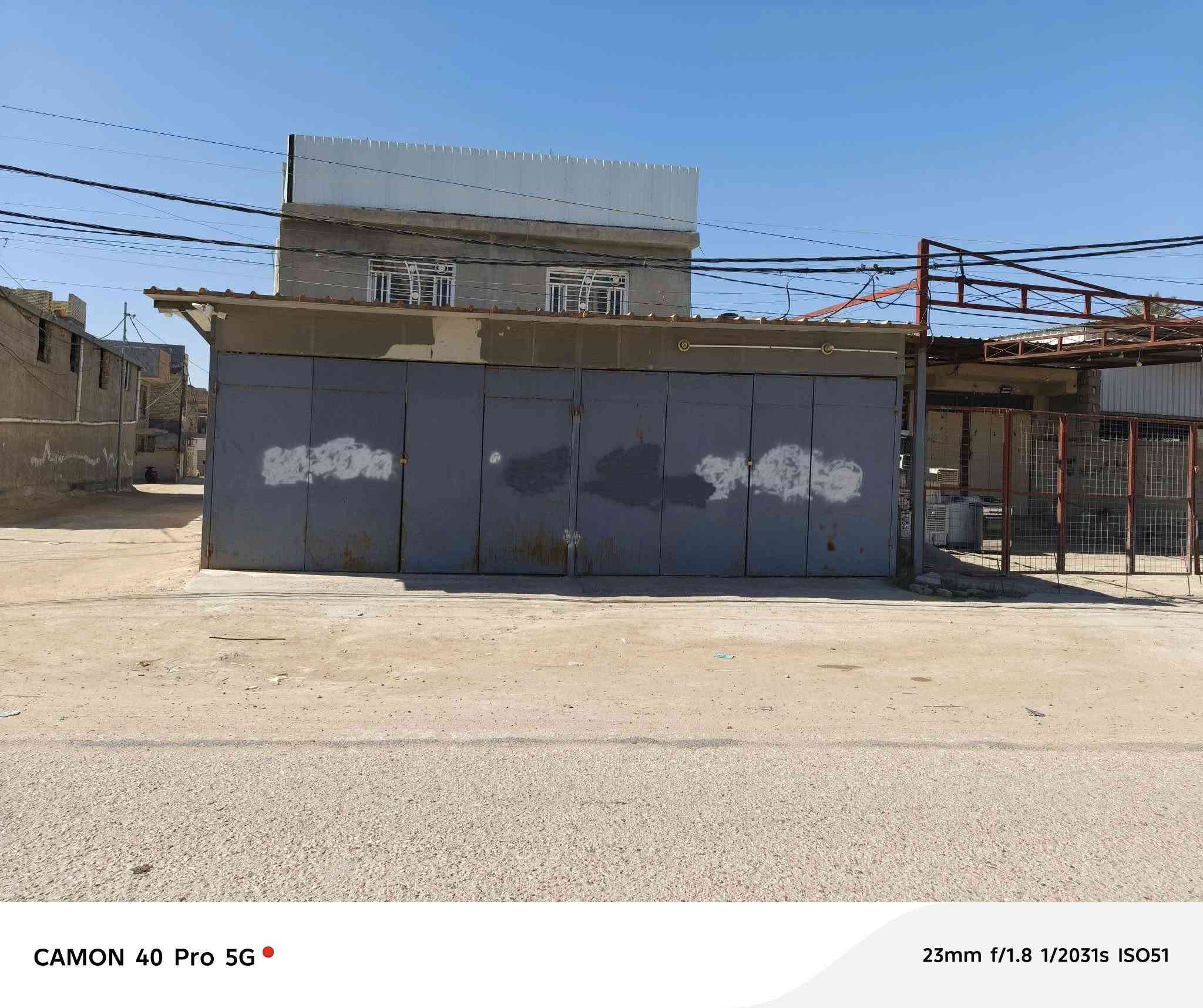 السلام عليكم فرص استثمارية فول واحد على واحد عقار لبيع يتكون العقار من شقه ومحلات وبيت طابقين مكان جوهره مكان كلش حلوه شتريد اصير تجاري او  سكن أو حسينية  مباشرة طريق الزوار (سمعي مثل الطماطه وين ماتريده اصير هذا العقار مثل الطماطه 😂شتريد اصير) مساحه العقار ٤٠٠متر مكان  كربلاء طوريج  مقابل مجسره مال العبور مال ملبيج (حي السلام) الاستفسار على الخاص أو الاتصال الرقم التالي***********
