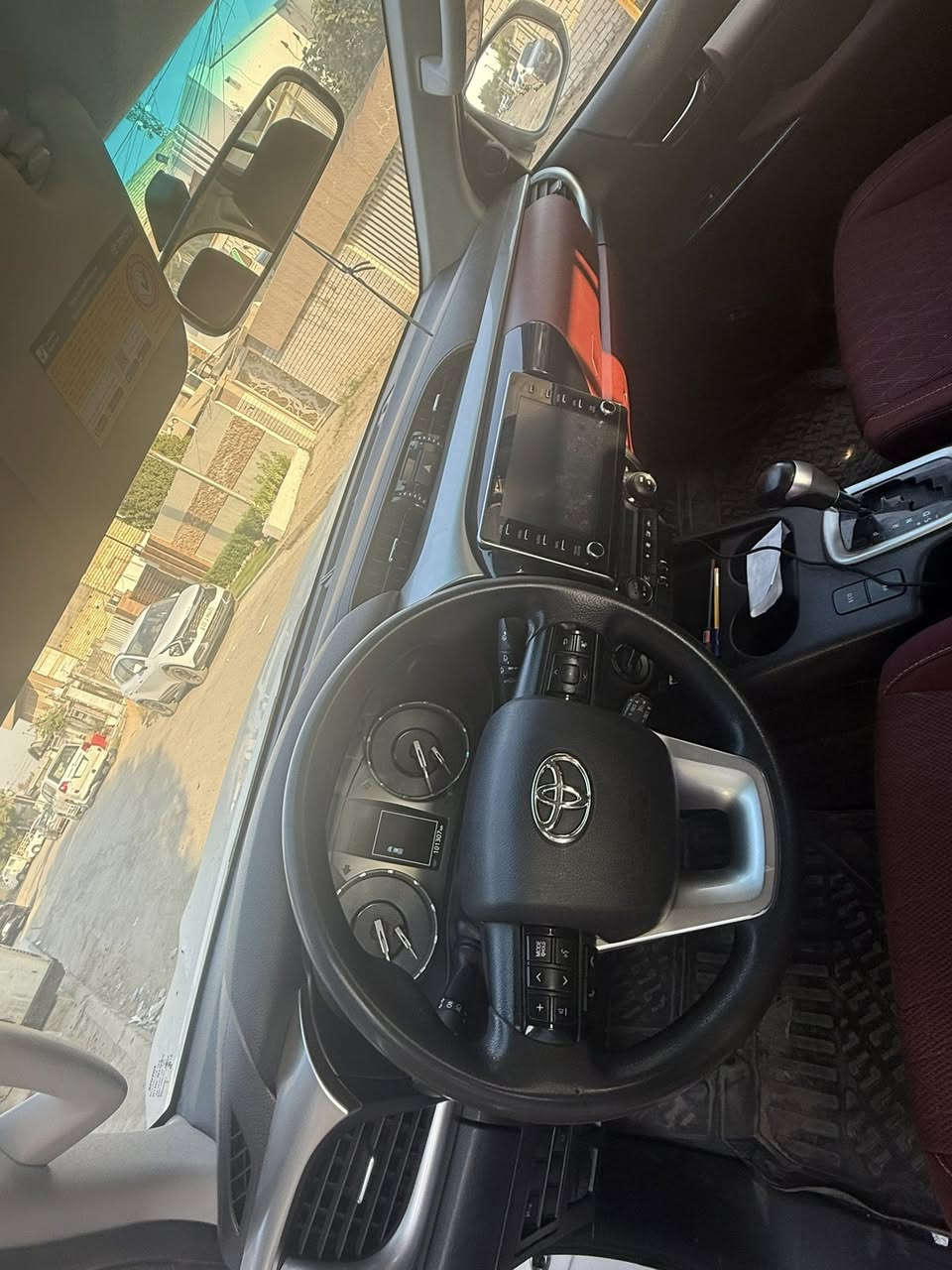 2022بيكم تيوتا هايلوكس TRD  ساز V6 سلندر محرك 4000 فور ويل موصفات الساز معروفه تبريد كشنات الماميه شاحن لاسلكي 
سياره ضربته قطعه واحده جاملغ مصلح مصبوغ 
كيلو متر :  100000 الف 
السعر :350 ورقه $  بيه مجال الشراي 
الرقم :***********
تواصل ع رقم او وتساب لايوجد ما سنجر
