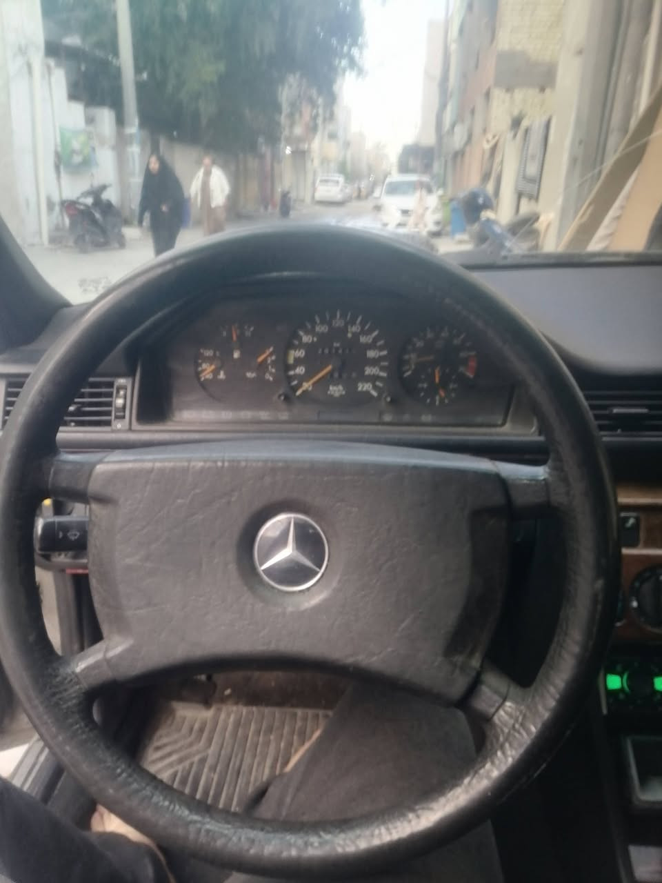 السلام عليكم. مارسدس دب ٩٠ رقم بغداد انكليزي مكينه وكير بلاد فتحه طكتين تبريد هوك خلفي داخل جلد كهرباء تخم تاير جديد مصبوعه عام جماليه بدون حادث مكاني بغداد الحريه تلفون / ***********
