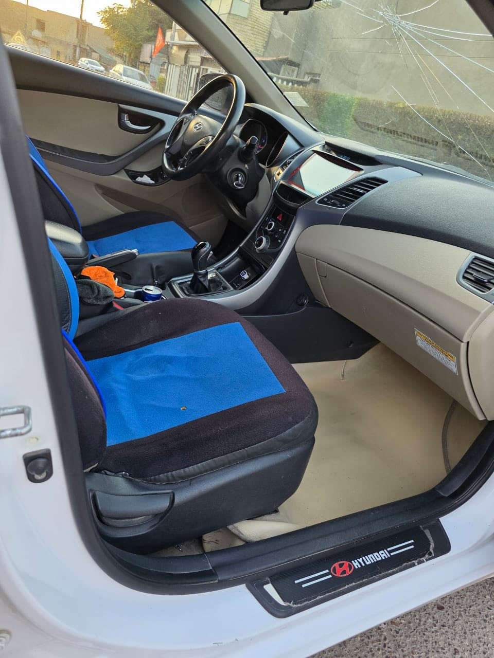 السلام عليكم
النترا موديل 15 خليجي 
مواصفات لد امامي خلفي 
تبريد قطعتين 
اشاير مري
فتحه 
مري شفط 
5 ويل كب 
سيارة مكفوله من الصبغ والضربه فقط بارد بل باب طخه خفيف موضح بالصورة 
مكينه مفتوحه رواجز 
مكان بغداد البياع ***********
