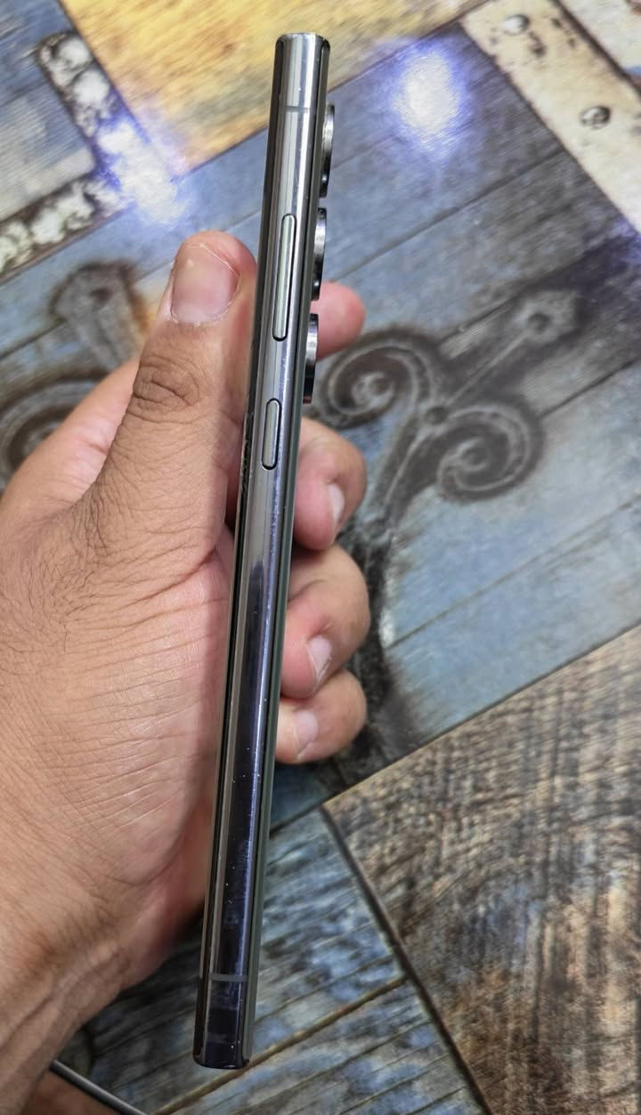 سلام عليكم 
سامسونك اس 23 الترا ذاكرة 512
Samsung S23 Ultra storage 512
يدعم esim
معالج سناب دراكون ثماني النواة
4 نانومتر (توفير ممتاز للطاقة واستقرار في الحرارة)
512 ذاكرة احدث واسرع شي 
المعالج والذاكرة ايشغلنك اقوى الالعاب واعلى فريمات 
كامرة دقه والوان ومواصفات اعله شي توصل 8k كامرا 200 ميكا بكسل شحن لاسلكي وعكسي وهواي مواصفات هوه بعد فلاكشب كل الي تريده موجود بي 
الضرر
الشاشة بيه ضربه 
الشاصي بي شخوط وشويه من الركن الطلاء رايح 
بس الجهاز ممفتوح ابد ومابي اي مشكله الشاشة شغاله اللمس ممنتاز الوان راقيه
للتواصل خاص 
*********** وات ساب 
السعر قيم الجهاز

