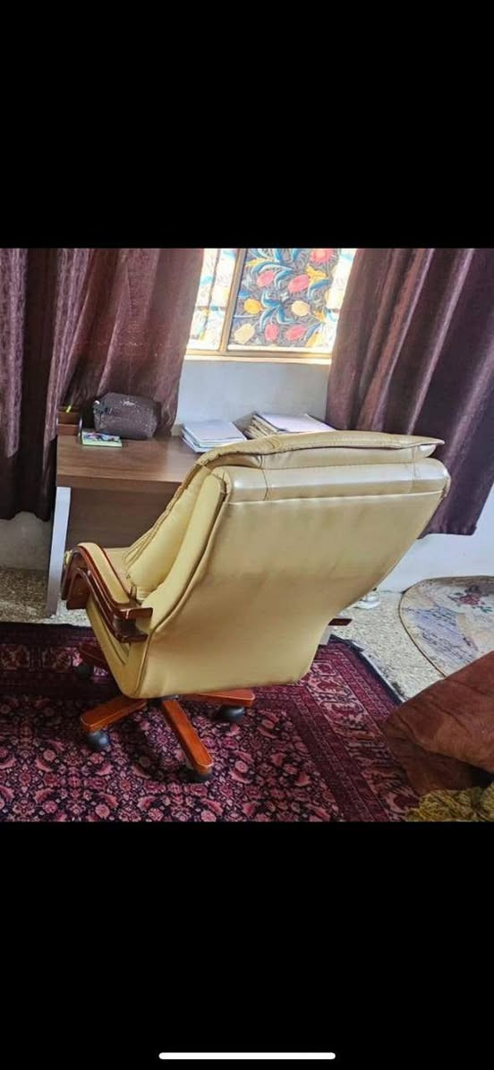 السلام عليكم اثاث مكتبي كراسي رئاسي مكياف استعمال موسم واحد اي استفسار اتصل بي واتساب تدلل سعر مناسب ***********
