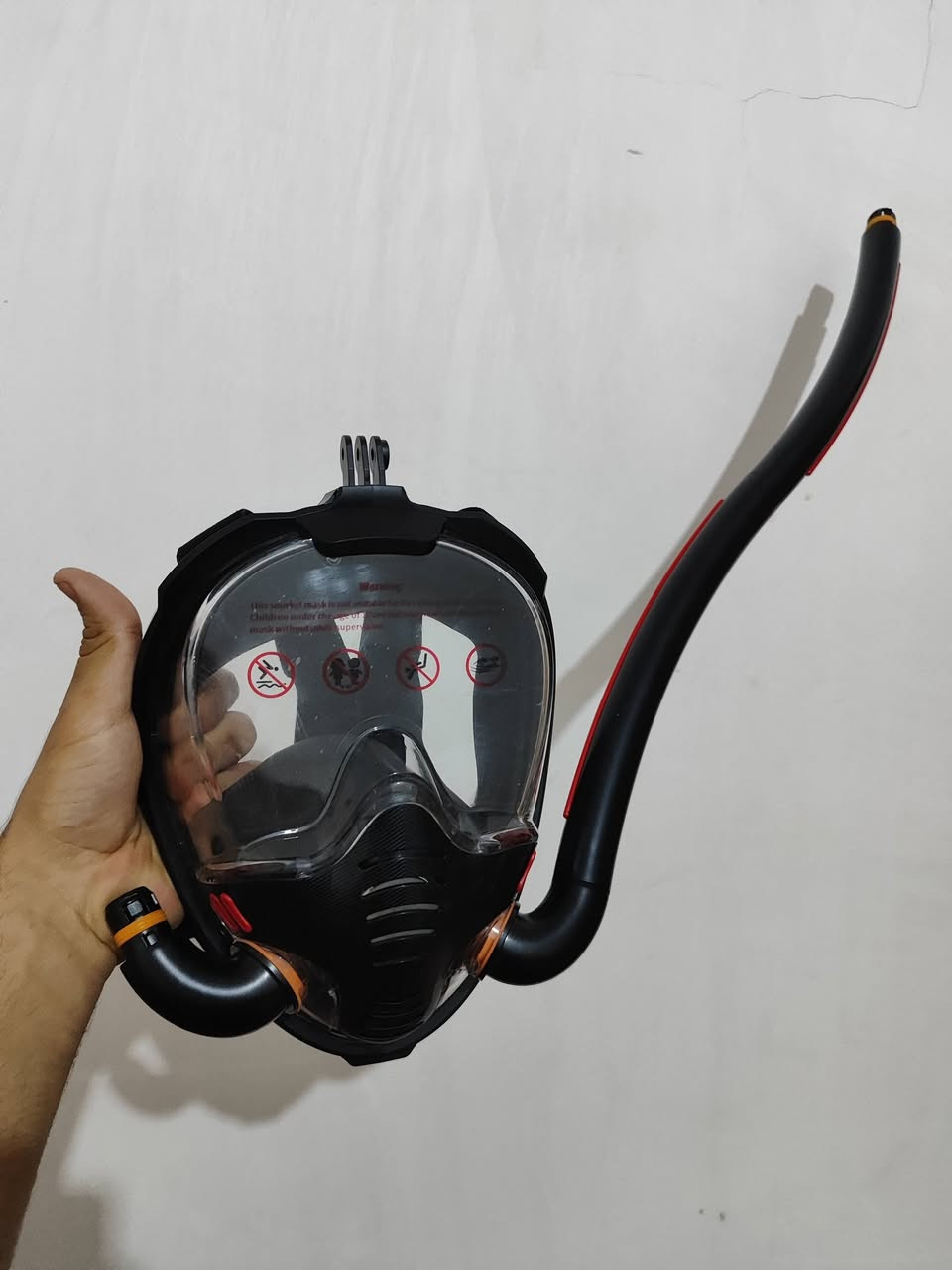 سلام عليكم        قناه غوص 
قناع الغوص الكامل (Full Face Snorkel Mask)، وهو مصمم ليغطي الوجه بالكامل للسماح بالتنفس من الأنف والفم بسهولة أثناء الطفو.
،~~~~~~~~~~~~~~~~~~~~~~~~~~~~~~~~~
تنفّس طبيعي: يتيح لك التنفس من أنفك وفمك بشكل طبيعي تماماً كما تفعل على الأرض، عكس "القصبة" التقليدية التي تجبرك على التنفس من الفم فقط.
رؤية بانورامية: يوفر زاوية رؤية واسعة جداً تصل إلى 180 درجة، مما يعطيك شعوراً أفضل بالمحيط تحت الماء.
نظام منع الضباب: مصمم بقنوات تنفس منفصلة (دخول الهواء من جهة وخروجه من جهة أخرى)، مما يقلل بشكل كبير من احتمالية تشوش الرؤية بالضباب الناتجة عن أنفاسك.
كرة الطفو (Dry Top): الأنبوب يحتوي على كرة صغيرة تغلق الفتحة فور غمرها بالماء، مما يمنع دخول الماء إلى القناع إذا غطست برأسك قليلاً.
حامل كاميرا: كما يظهر في الصورة، يوجد مثبت في الأعلى لتركيب كاميرا (مثل GoPro) لتصوير مغامراتك دون الحاجة لإمساكها بيدك.
~~~~~~~~~~~~~~~~~~~~~~~~~~~~~~~~~

سعر 25

قطعه وحده 

صوندات هوه عدد 2

مكان حسينيه 
رقم ***********
ما عندي توصيل
