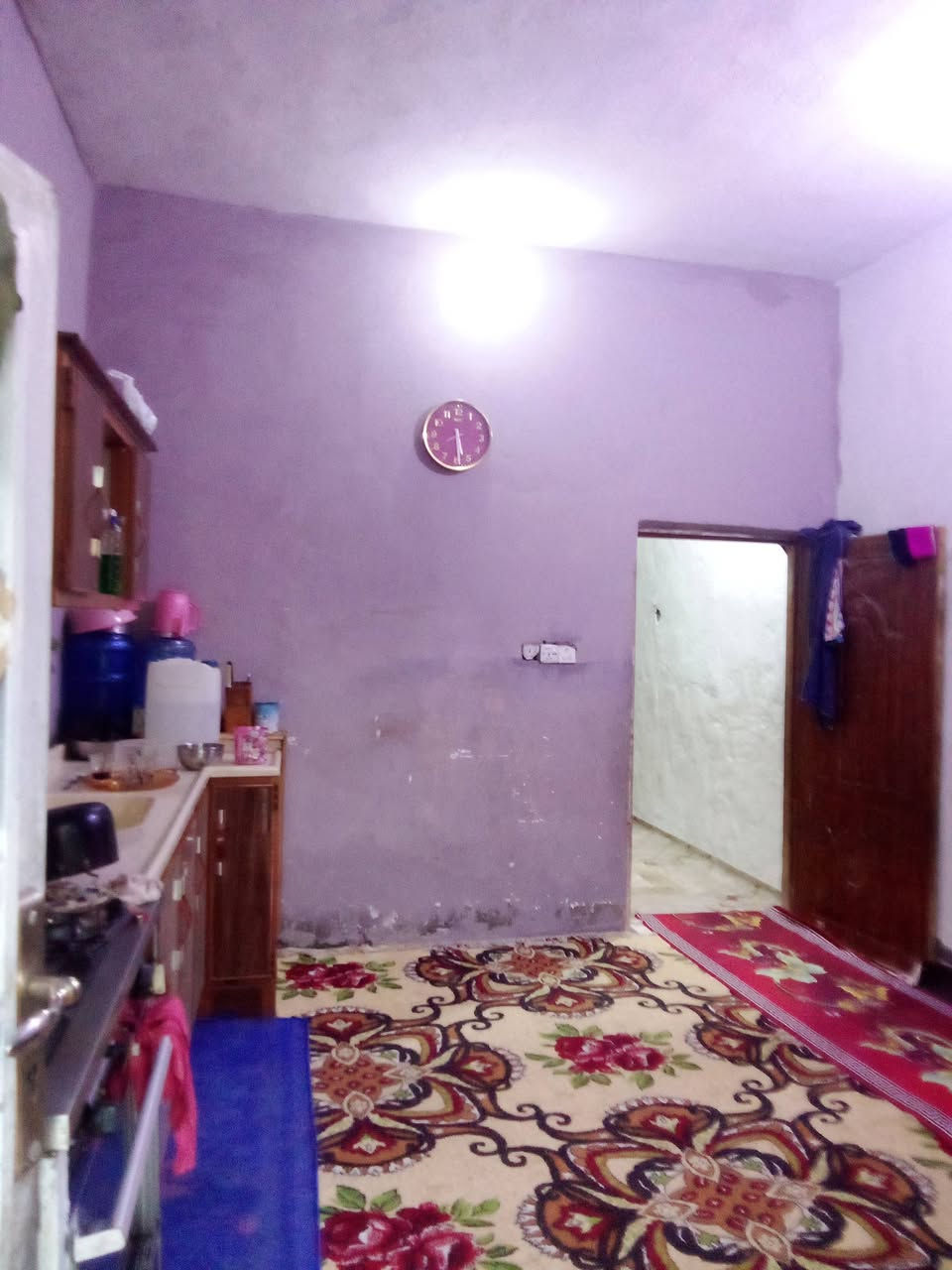 مشتمل للبيع في حي الحكيم شارع كاضم عطوف يتكون من غرفة نوم وهول ومطبخ ومنور وصحيات السقف صب الارضيه سيراميك مناسب جداً الشراي يتفضل خاص اويتصل على الرقم التالي ***********
