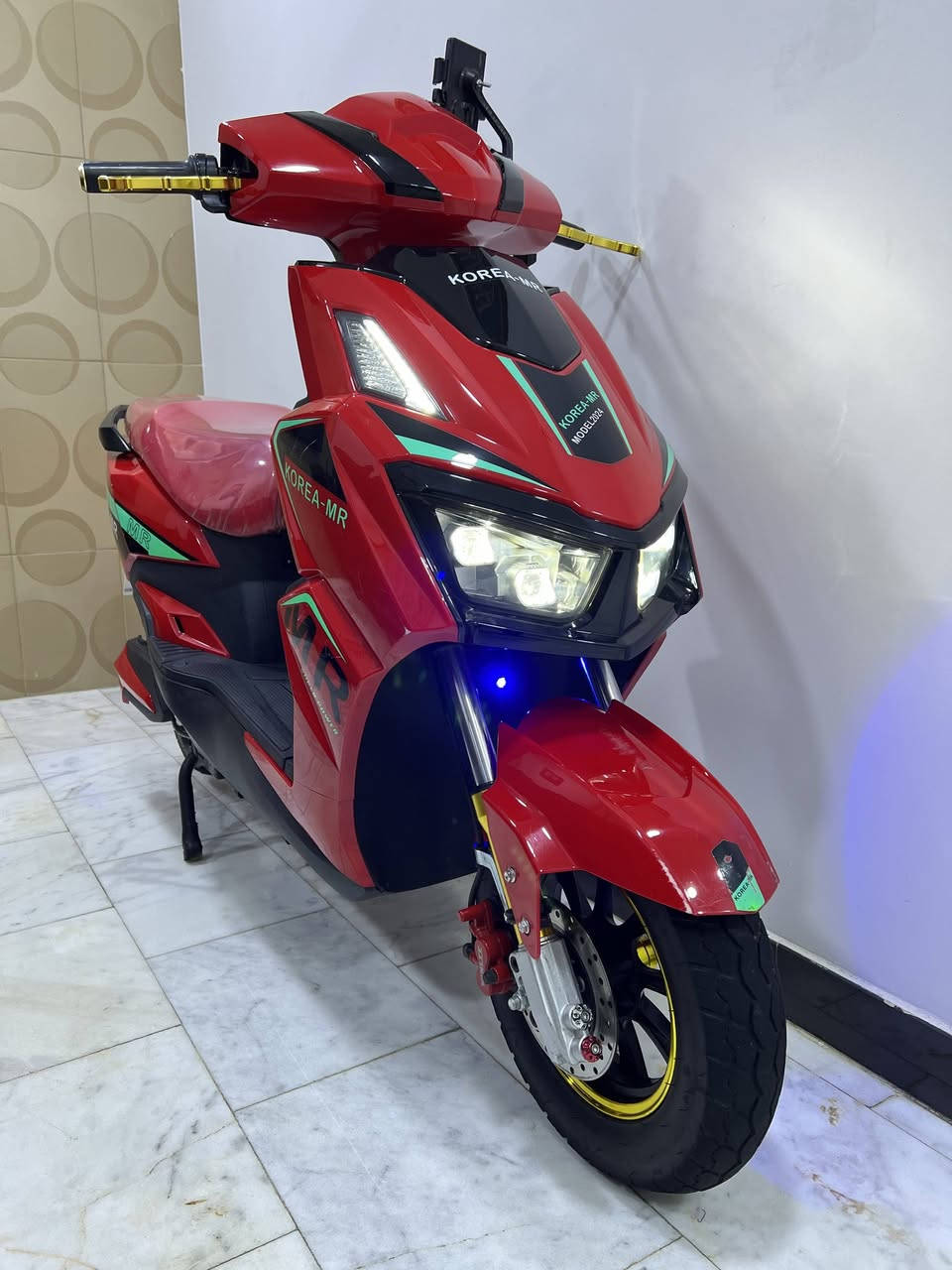 سلام عليكم. 
دراجة شحن
نوع KOREA 🇰🇷 MR
موديل 2025 وليس 2024
ماشية 8000 ولاكن غير حقيقي
بطاريات عدد 6 نوع وينلي
12V   32A البطاريات
صارلي شهر من شادهن
نضافة %99
گڤرات سليمة 
سوادات سليمة 
المرايات موجودات
لا كسر و لا فطر و لا تصليح
عقل مع ملف بلاديات 
ضفيرة بلادية ما مزلوغة
تايرات بحالة جيدة
لايتات LED عدد 4
سكنات مع دشبول
بيها 3 انضمة D P R
ويل حجم 350 
ويل مع دبلات 
مع يدات مزودات
بريكات دسكات
ستان تعليگ
ستان صفح
دبل اشارة
دبل سكليتر
عالي ناصي 
باقي الدراجة كله كامل و مكفول. 
بيها كارت واحد مع سويچ واحد. 
سعرها 800 ألف. 
و لحد يكلي الجديدة بـ 850 روح اخذ ما لازمك اني . 
مكاني بغداد الجديدة في شارع المسبح. 
*********** واتساب.

