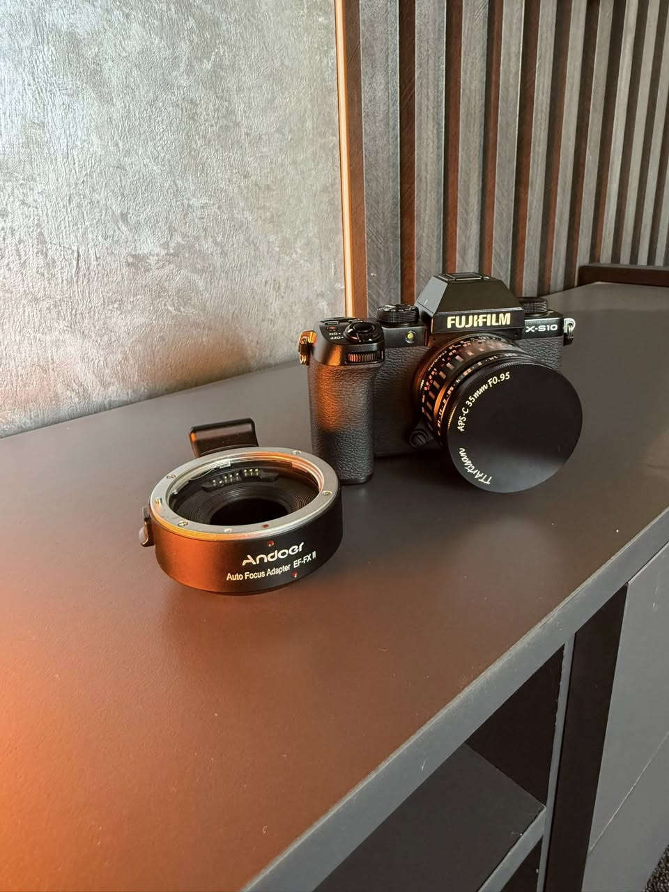 للبيع كاميرا Fujifilm X-S10 نظيفة جداً شترها 300 صوره فقط
المواصفات والملحقات:
1.الكاميرا: فوجي X-S10، الكاميرا بيهه مانع اهتزاز داخلي (IBIS) كلش قوي، تفيد هواية للي يصورون فيديوهات سينمائية وصور فوتوغراف بوضوح عالي وبدون رجفة.
2. العدسة: TTArtisan 35mm f/0.95، هذي العدسة فتحتها كلش واسعة، تنطيك عزل للخلفية (بوكيه) يجنن وأداء ممتاز بالأماكن اللي إضاءتها ضعيفة.
3. الأدبتر: يجي وياهه محول لعدسات الكانون، يعني تكدر تشد عليهه أي عدسة كانون عندك وتشتغل طبيعي وتستفاد من خيارات أكثر بالعدسات.
الكاميرا والعدسة والقطع الملحقة كلهن نظيفات واستخدامهن مرتب

السعر مليون


**إذا كنت صاحب هذا الإعلان وتريد حذفه لأي سبب، رجاءا أرسل رسالة إلى الدعم الفني**
