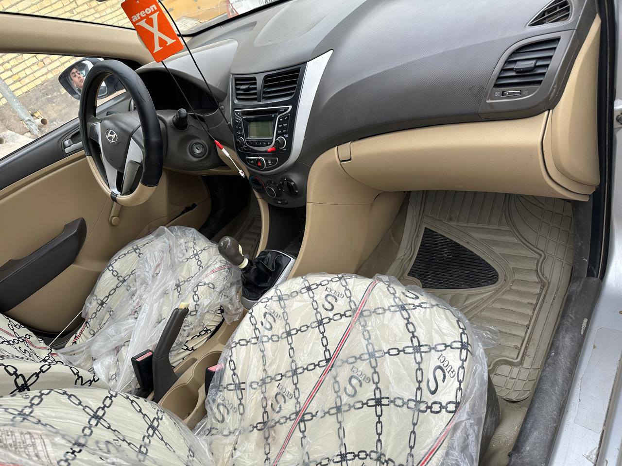 السلام عليكم
اكسنت للبيع موديل ٢٠١٢ كير عادي 

سياره صدر نص عمر السياره بيه جراد 

كير محرك تخم تاير خير من الله مثل ما موضح بالصوره السياره باسمي
السعر ٧٠ وبي مجال 

مكان السياره بغداد حي الجهاد

***********
