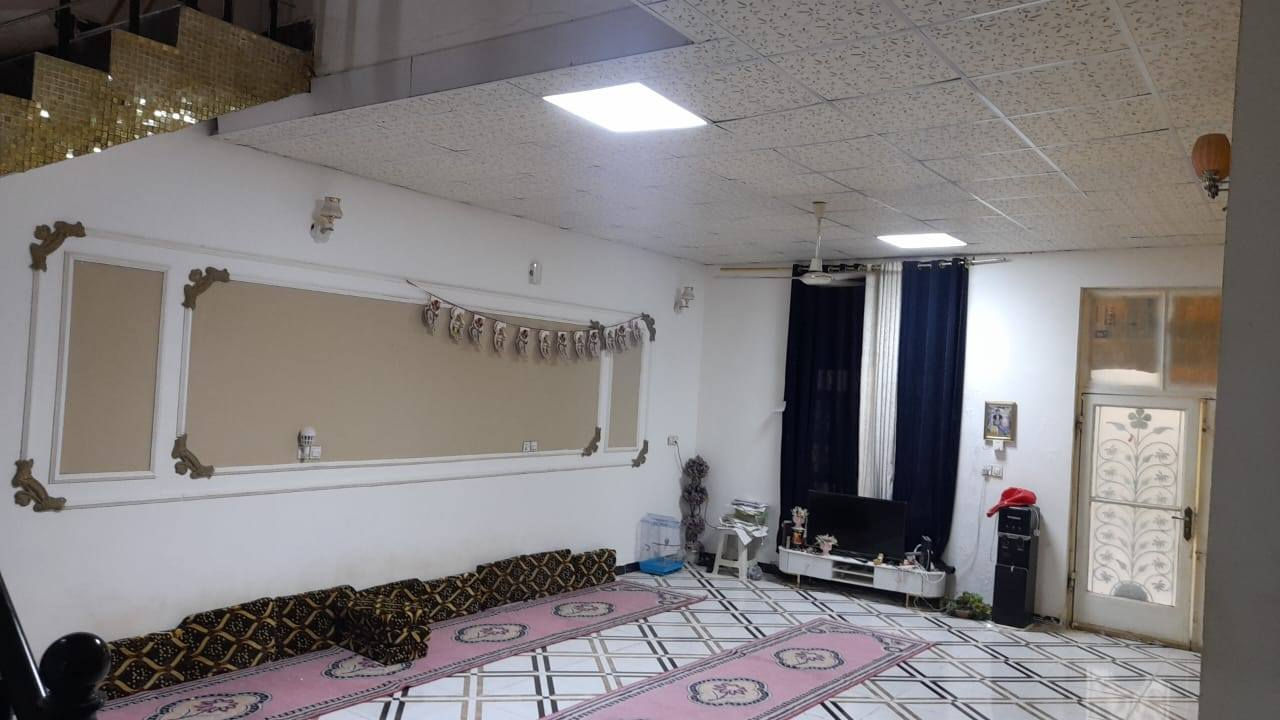 السلام عليكم 
دار للبيع المساحه ٢٢٠م عد ال ابو حسين 
شارع تبليط كافة الخدمات 
يتكون من غرفتين وصاله ومطبخ وصحيات بناء كونكريت مسلح للشراء الاتصال عل الرقم***********سيد علي 
***********ابو عباس
 او مراجعة مكتب الفردوس للعقارات الحيدريه قرب الملعب
