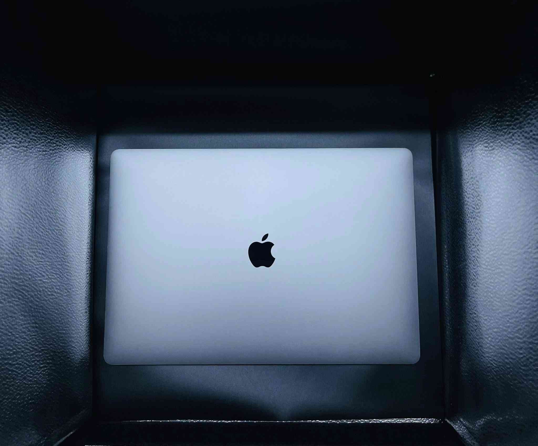 MacBook Pro 16 2019 RAM 32GB
المواصفات:-
-حجم الشاشة: 16 بوصة
-المعالج: Intel Core i7
CPU: Intel Core i7‑9 8‑core -
GPU: AMD Radeon Pro 4GB- 
-الذاكرة العشوائية: 32GB RAM
-التخزين: 512GB SSD
-الحالة: ممتاز جداً
-عدد دورات البطارية: 172 دورة
-يأتي مع هدية حقيبه حافظه 
-هديه كڤر حمايه مع لاصقه شاشه وجلاتين حمايه للوحة المفاتيح 

السعر: 985,000 د.ع 

التوصيل: مجاني إلى جميع المحافظات، مع إمكانية فحص الجهاز عند الاستلام قبل الدفع.

للطلب أو الاستفسار:-
إرسال رسالة أو الاتصال على :
‎              0770 5266 000 / واتساب 

للمزيد تابعوا صفحتنا على إنستغرام: 
‏amwaj.macstore
