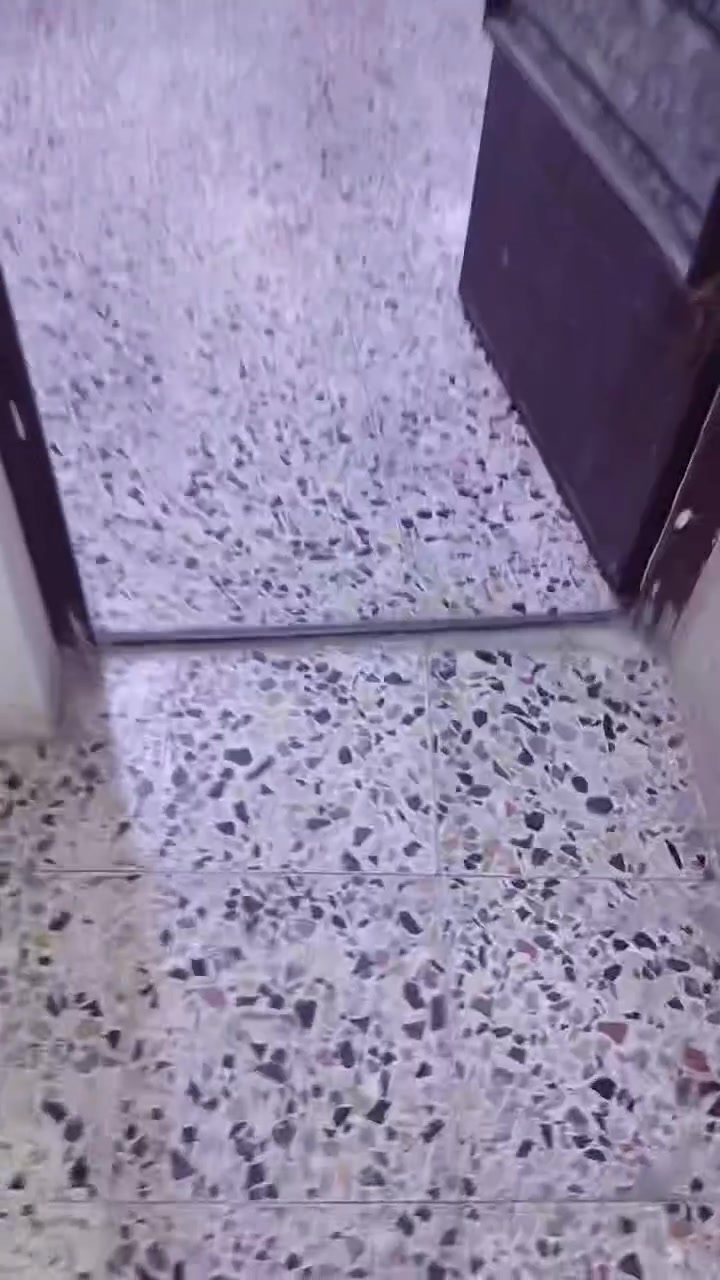 السلام عليكم بيت الإيجار زعفرانيه شارع ربيع مساحه ١٠٠ متر طابقين سعر اللايجار ٥٥٠ الف ستفسار على رقم فقط ***********
