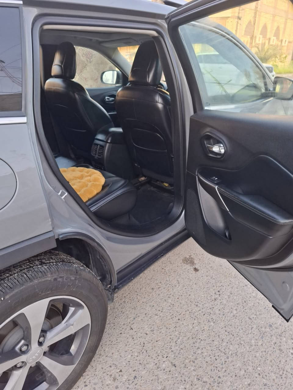 السلام عليكم 
للبيع فقط 
جيب بزون ٢٠١٩ لمتد ستة سلندر فور ويل  بانوراما سمنتي فول مواصفات السعر ١٥٠ بيها مجال شوية 
تبديل بنيد والقمارة مصبوغة 
للتواصل 
***********
تمنياتي للجميع بالصحة والسلامة
