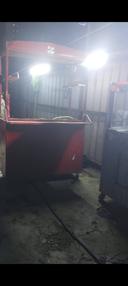 سلام عليكم هذه باترينا هيه وغراضه للبيع وبيه طباخ من جوه تردون تقدمون مقبلات او تركيب اكل  والعربانه سعره 250الف  
والباترينا 300الف 
للاستفسار ***********ابو موسى
