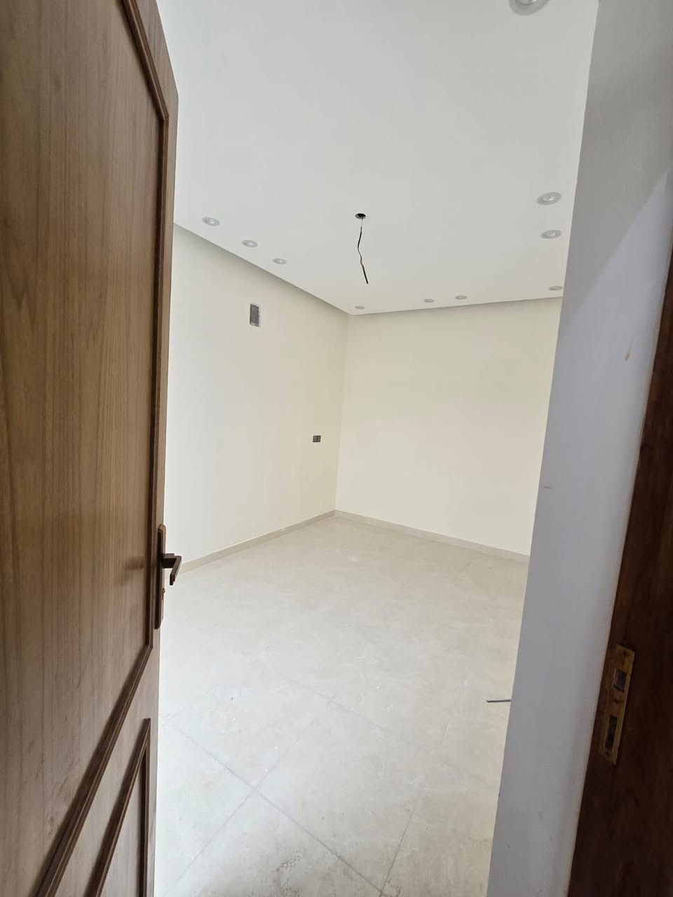 سلام عليكم دار للبيع المساحه 150متر
الواجهه. 5 متر. 

والنزال. 30    متر 

المحتويات استقبال. ➕. مدخل. ➕ مطبخ. ومناور عدد اثنين 

غرف نوم عدد اربع 4. نظام سويت. 

الموقع البنوك. شارع باريس. عرض شارع 15 متر 

لاستفسار لاتصال او مراجعه شركه الأقمار للوساطه العقاريه 

الكائن البنوك شارع الكنيسه 

***********☎️
