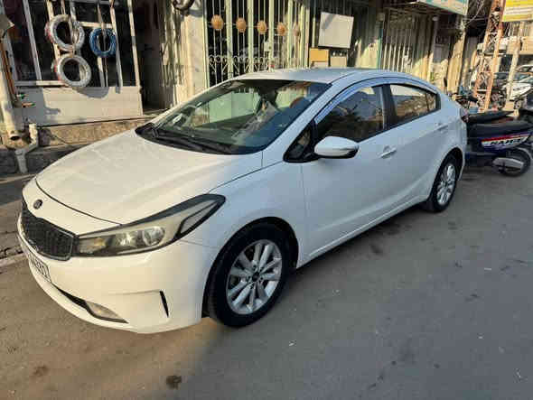 السلام عليكم كيا سيراتو 2018 خليجي للبيع ماشيه 136 km يعني 85 ميل رقم اربيل باسمي تحويل ثاني يوم 
المواصفات 
محرك 1600 دوش
كير atm 
مري شفط وكهرباء 
اشاير مري
تبريد ثلج وتدفئه
5 ويل كب 
الضرر طخه خلفيه وأمامه موضح بالسونار بيها تبديل بنيد وصبغ جاملغ أمامي ونص باب وشبر بالتكمه ناشر السونار السعر 125 وبيها مجال عنوان بغداد الكريعات للاستفسار الاتصال على الرقم ***********
