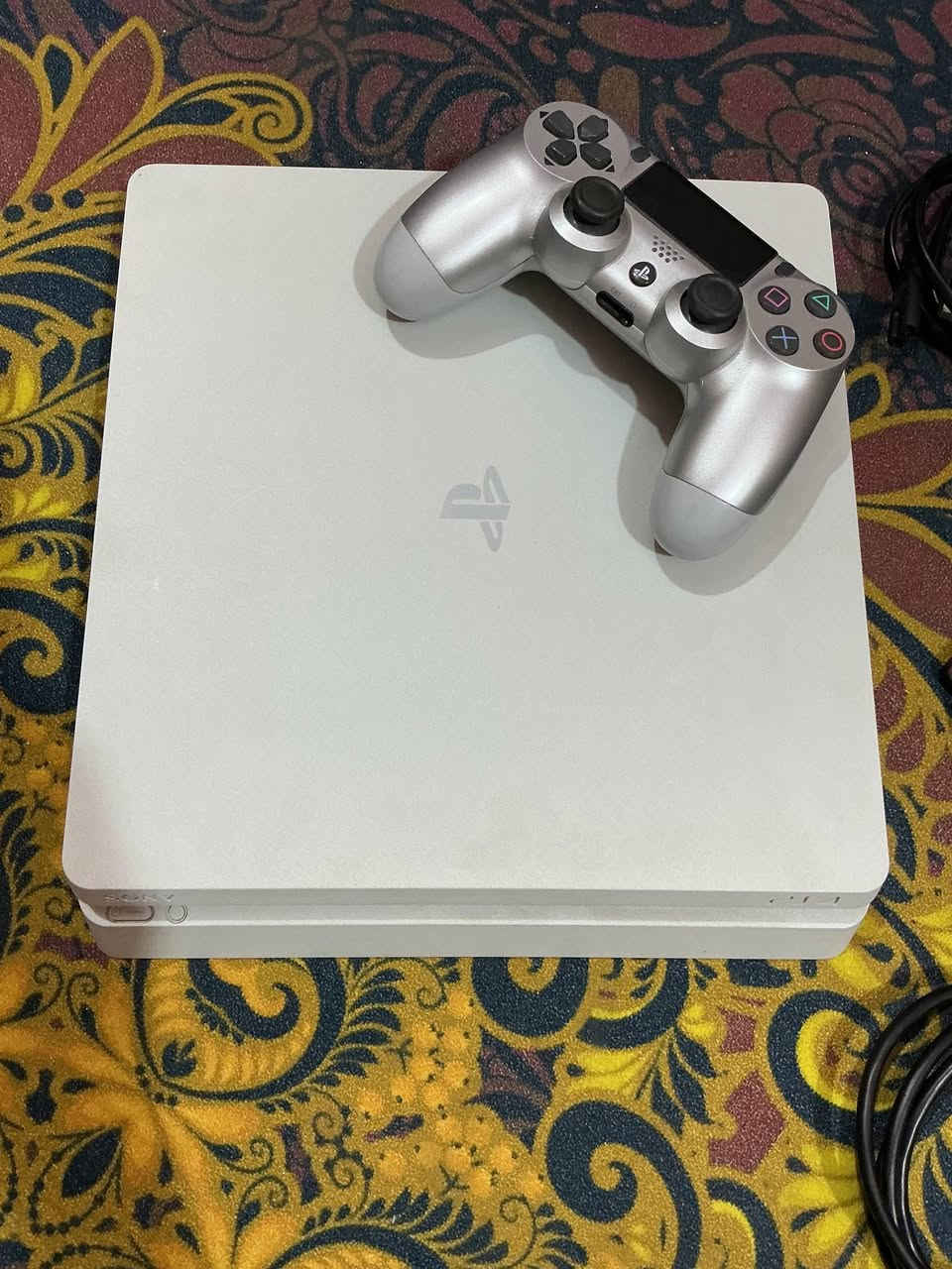 للبيع PlayStation 4 Slim إصدار أصلي نظيف جدًا 🎮  

نضام 6.72 النادر — شغل مرتب وبدون أي مشاكل

✅ غير مفتوح  

✅ وياه الكارتون وكامل الملحقات  

✅ 2 جويستيكات  وحده اصلي و وحده تجاري شكل بلي فايف 

✅ 4 ألعاب مشهورة  

Need for Speed Heat

The Crew 2

Efootball 25

Hitman 3

✅ جاهز للعب والفحص بأي وقت  

✅ جهاز ممتاز وأداء قوي

جهاز كلها بلادي ما مبدل بيه اي قطعه انشاء الله

الجهاز استعمال نظيف جدًا وما يحتاج أي صرف 

📍المكان: بابل / الطهمازيه

💰السعر: 300 الف

للمهتم مراسلة خاص

او رقمي 

***********
