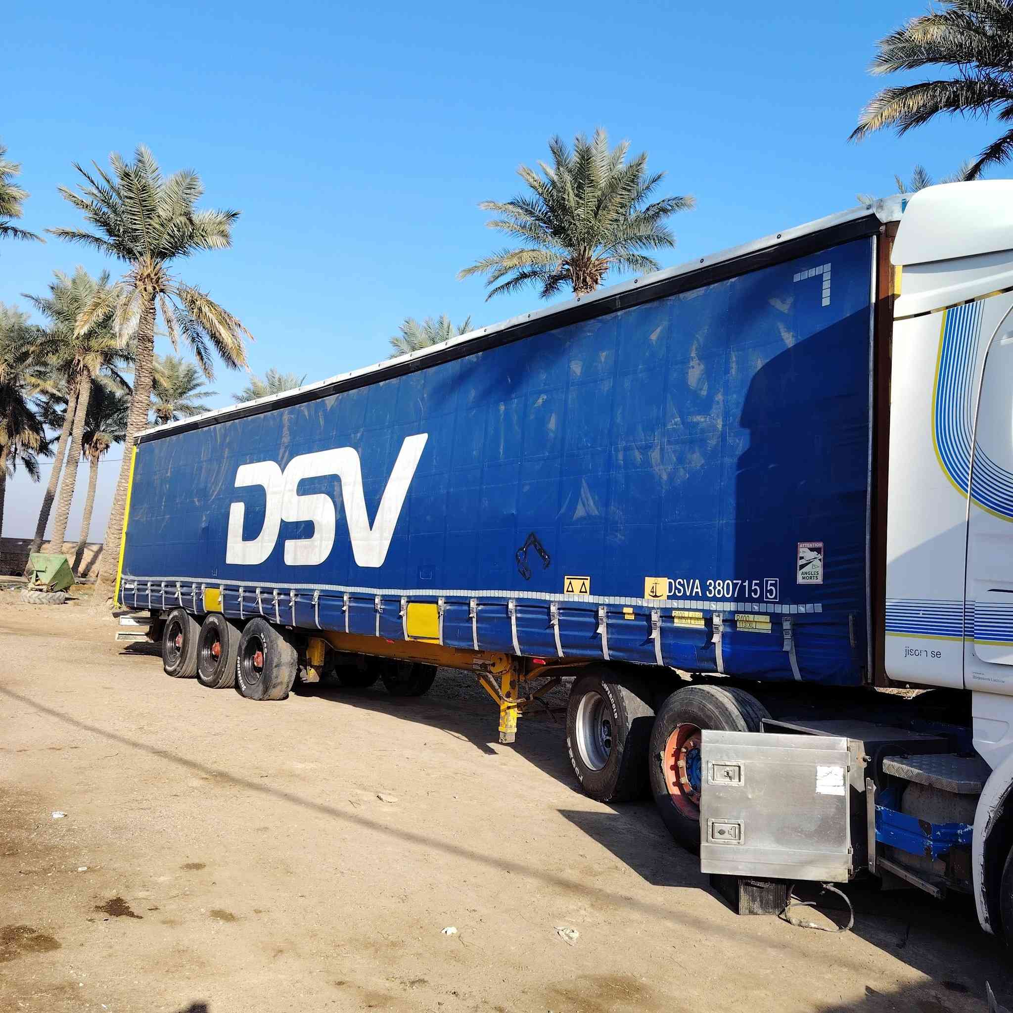 سلام عليكم عربانه جادر مسرح للبيع كامله ما نقصه كلشي تخم تاير 75 وبه مجال قليل ***********
