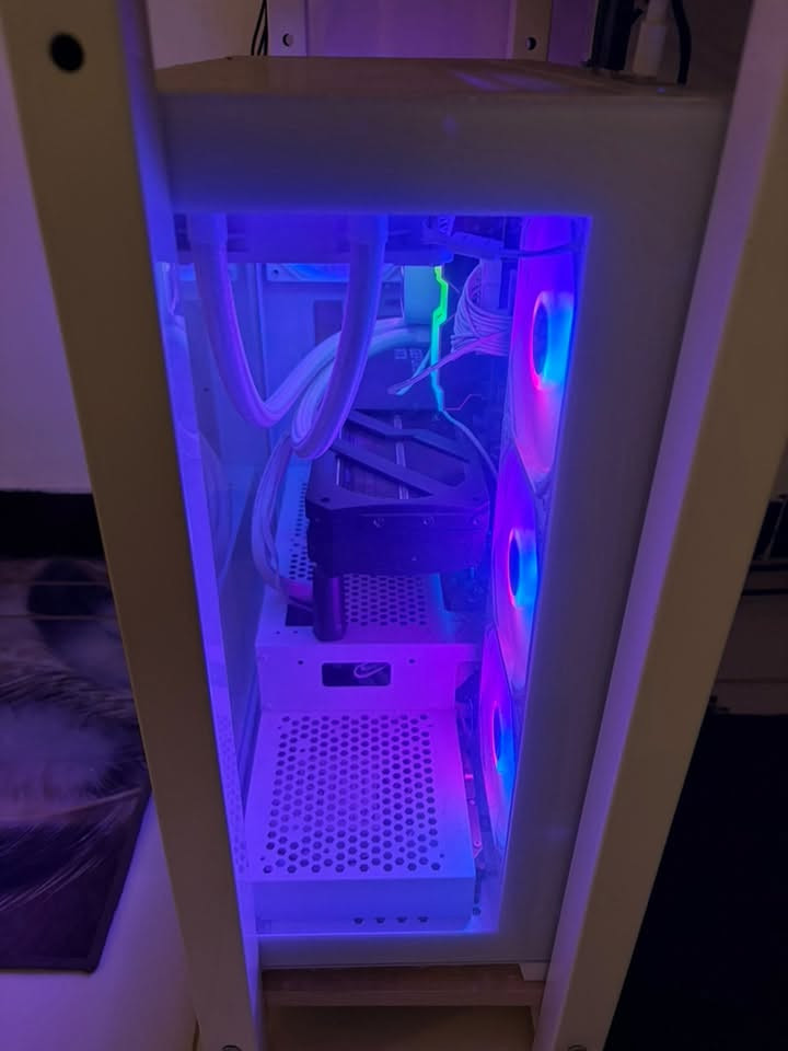 🔥 للبيع PC Gaming / Workstation شبه جديد – استخدام 5 أشهر فقط 🔥

السلام عليكم،

حاسبة قوية جداً، تم شراؤها من الإتيان قبل 4 أشهر فقط، وما زالت بالضمان مع توفر الكراتين والملحقات كاملة.

💰 السعر: 3,000,000 دينار عراقي (قابل للتفاوض)

المواصفات:

✅ Case: Antec CX300 ARGB White
✅ Motherboard: Gigabyte B860 Eagle WiFi 6E
✅ Processor: Intel Core Ultra 7 265KF
✅ CPU Cooler: MSI MAG CoreLiquid A13 360 White
✅ RAM: Lexar RGB 32GB (16×2) DDR5 6000MHz
✅ Graphics Card: MSI GeForce RTX 5070 Ti 16GB Shadow 3X OC
✅ Storage: WD Green SN3000 NVMe M.2 SSD 500GB+ 250 gb ssd
✅ Power Supply: Thermalright TG 1000W 80+ Gold PCIe 5.0 White

🎮 مناسب للألعاب على أعلى الإعدادات، والرندر، والمونتاج، وبرامج الهندسة مثل Revit، 3ds Max، Lumion، Unreal Engine وغيرها.

✨ الجهاز نظيف جداً، استخدام شخصي، بدون أي أعطال أو صيانة، وجاهز للفحص بأي برنامج قبل الشراء.

📍 الموقع: بغداد / الدورة

📞 للاستفسار: ***********

ا

