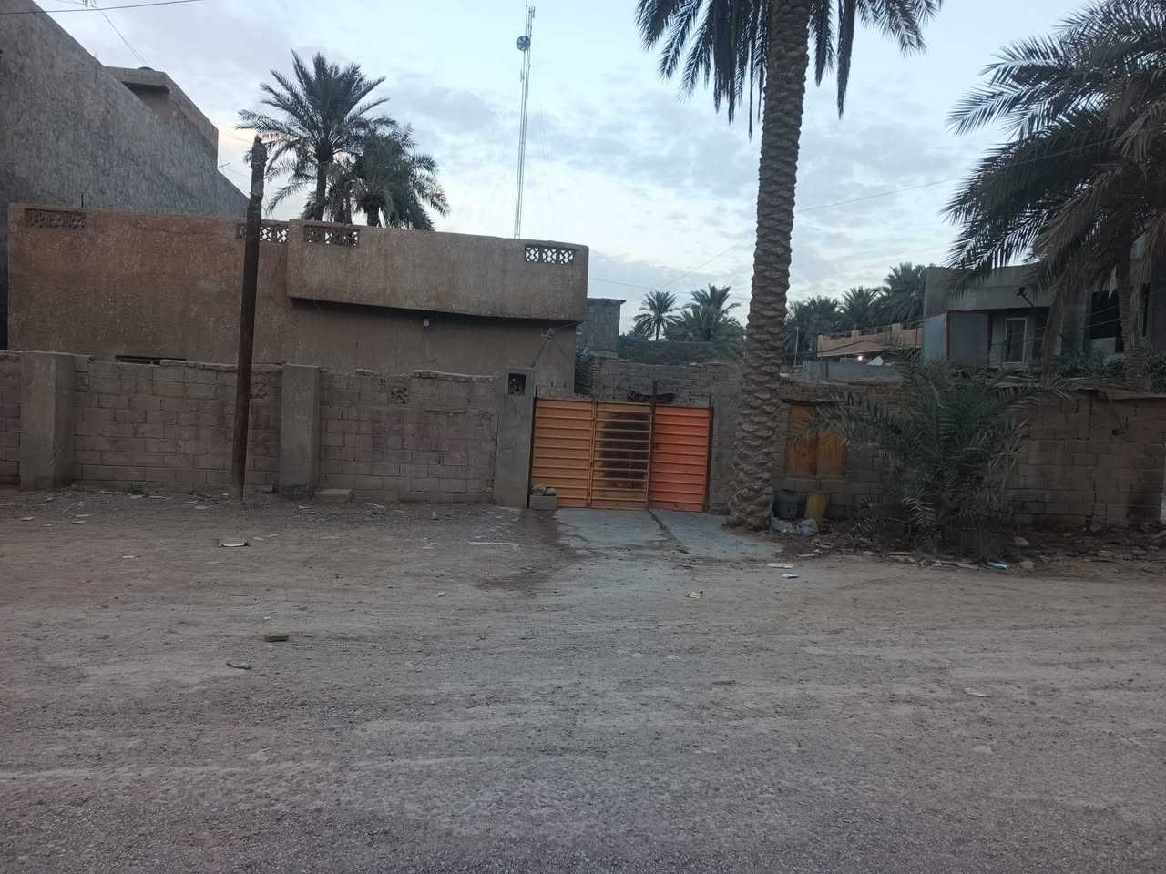 سلام عليكم
دار قديم للبيع باعتبار قطعه ارض 
العنوان ابو غريب بقرب معمل الطحين 
المساحه 310 طابو صرف 
للتواصل ***********
