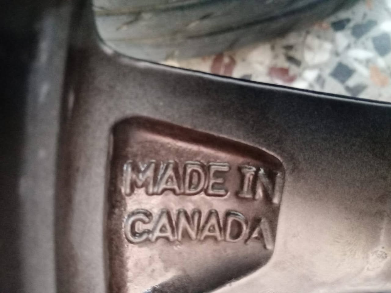 السلام عليكم 
للبيع 
تخم ويل كب حجم 17 مال كورلا بلادي مختوم تيوتا كندي لا كسر لا لحيم لا عواج نضيف مع تخم تاير نضيف استخدام قليل 
السعر 340
الاتصال ع الرقم ***********
