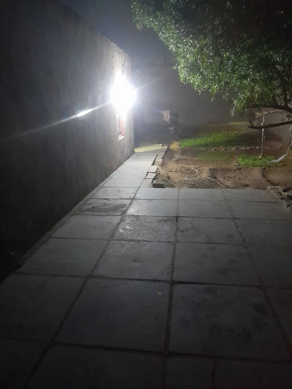 بيت زراعي  حي المنتظر الثاني خلف اعدادية الزراعة المساحة 260 متر يتكون من غرفتين مساحة كل غرفة ( 4.5 * 5 ) متر صالة ( 4 * 7 ) متر
مطبخ ( 4*4 ) متر
حديقة امام البيت صحيات خارجية وداخلية بناء بلوك وسقف عگادة موبايل 
***********
