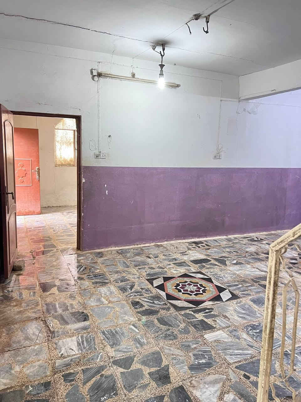 بيت ايجار133 متر طابقين الايجار 350 قفل مقدمه 3 اشهر  حي المكرمة قرب سوك المكرمة 
بي ثلاث غرف وصالة واستقبال ومطبخ وصحيات
***********
