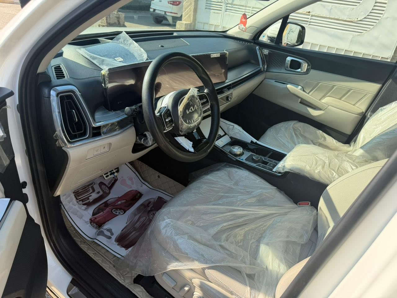 السلام عليكم من رخصة إدارة الكروب عندي سورنتو موديل 2024 فول عدا البانوراما ويل 20 داتا شو ماشية 17 الف بدون صبغ بدون بارد سيارة جديد وبسمنه رقم بغداد الدولي مكان السياره بغداد البلديات تلفون ***********
