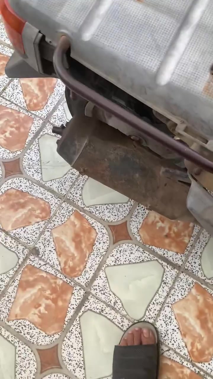 سلام عليكم دراجه بيكم للبيع دراجه شغاله عوزه فقط جوزه وكفرات تمشي وخير من الله وكلشي شغال بيه سلف وهندر هورن اشاير سعرها 150 للستفسار ***********

