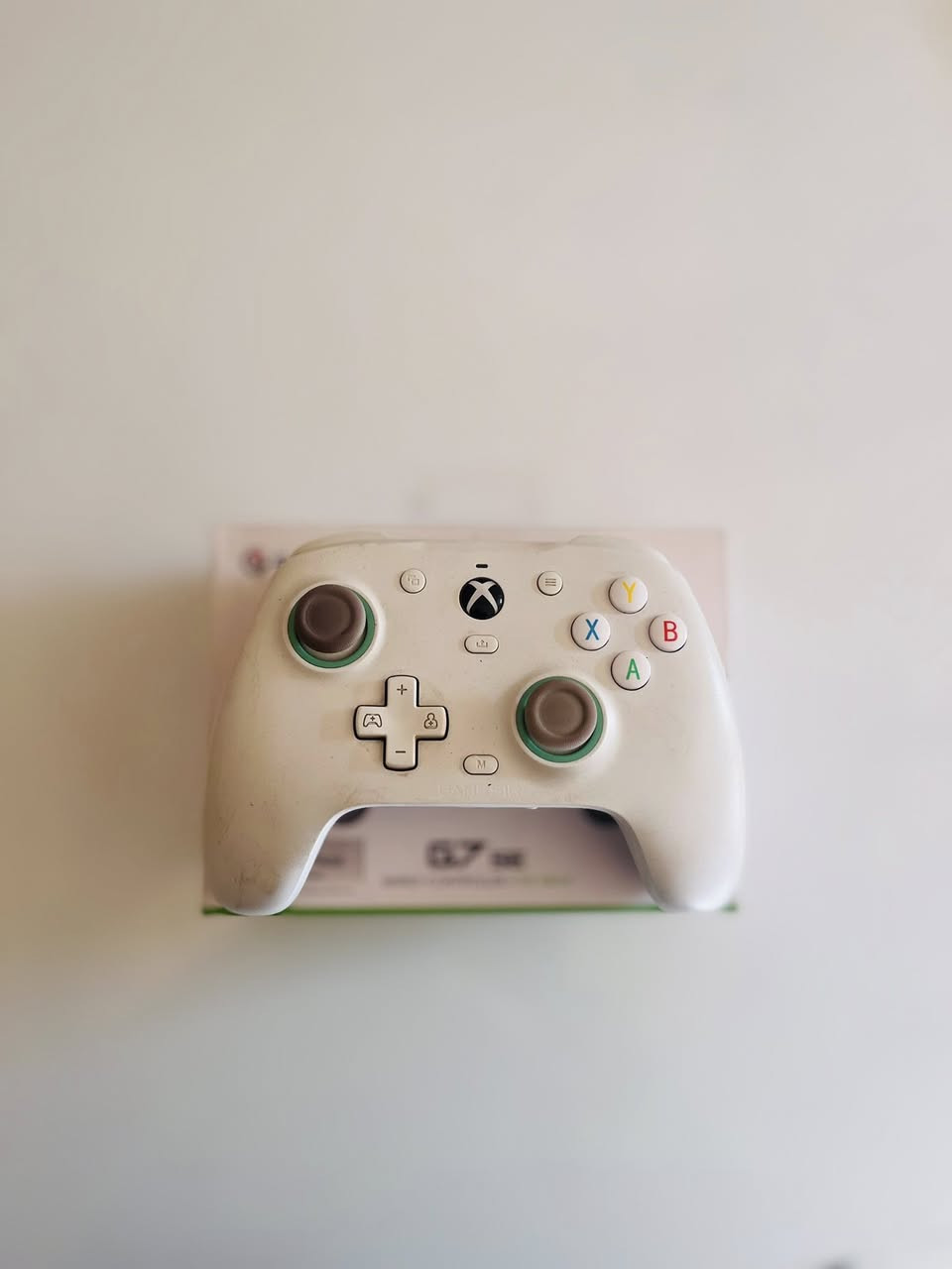 للبيع :
اكس بوكس سيريس اس اصدار 23 
نضافة 100‎%‎  كامل المحلقات  
مع جوستك گيم سير اصلي  
الجهاز مامفتوح  ابد ، وياه اشتراك گيم باس  
سعر جهاز 370 الف .
 موجود واتساب ***********
