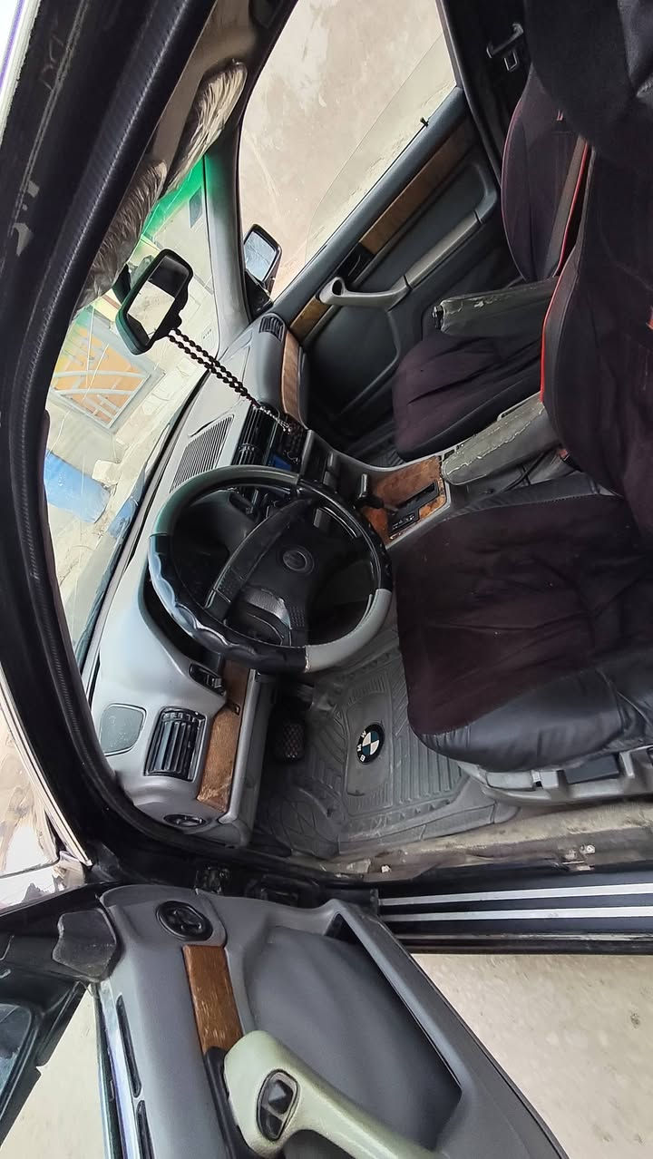 السلام عليكم
سياره للبيع بي ام
موديل 91 
مكينه ابلاد
رقم بسمي تحويل ثاني يوم 
مكان السياره بصره قضاء المدينة 
السعر 40
رقم ***********
باقي التفاصيل
