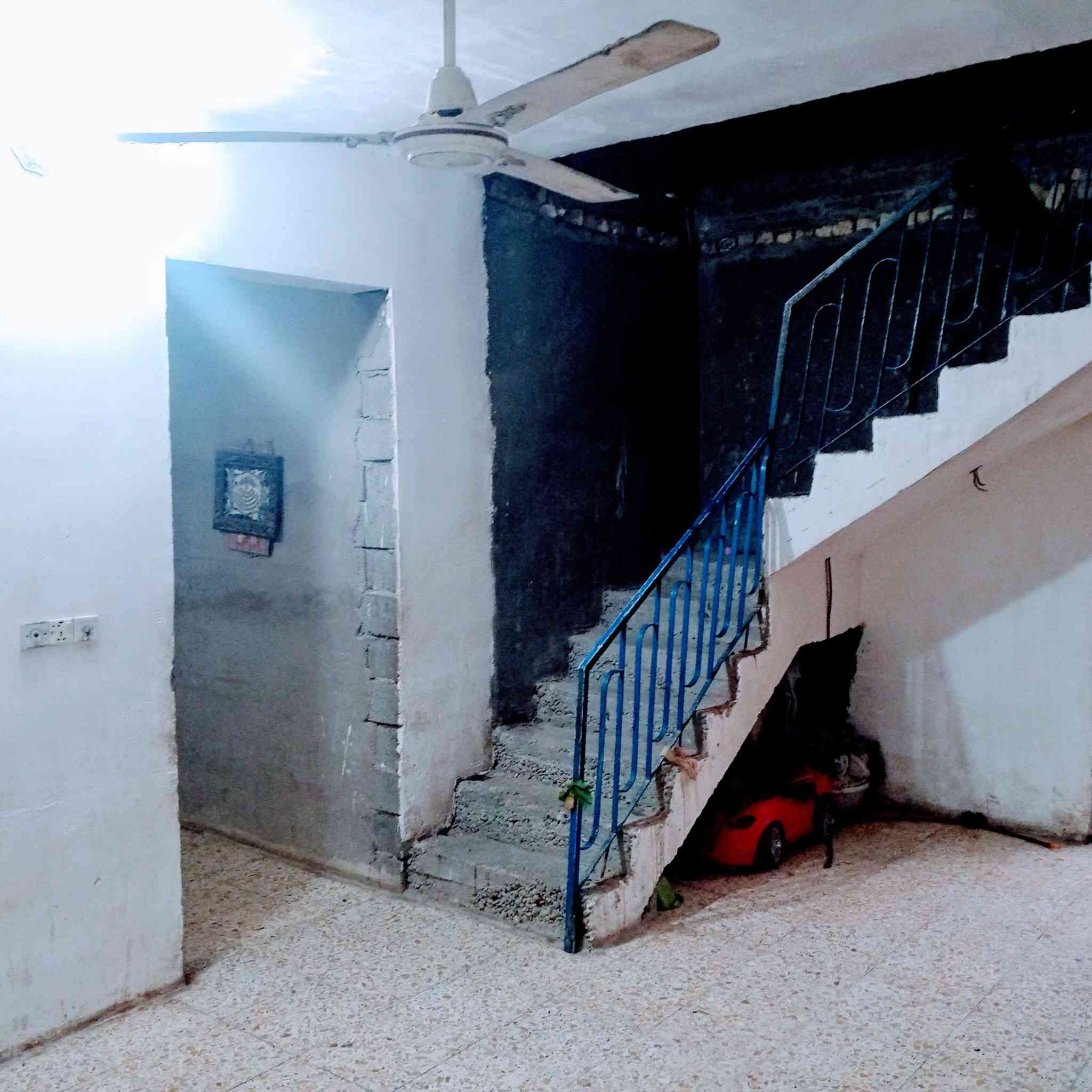 بيت للبيع مساحه 150البنيان الي بي غرفتين وصاله ومطبخ واستقبال وصحيات البيت خير من  الله بنيان جديد الموقع حي زهراء بشارع الصدر مجاري مي خطين ونشا الله اكو خبر تبليط اي ستفسار اتصال عله رقم ***********سعر مناسب جدان
