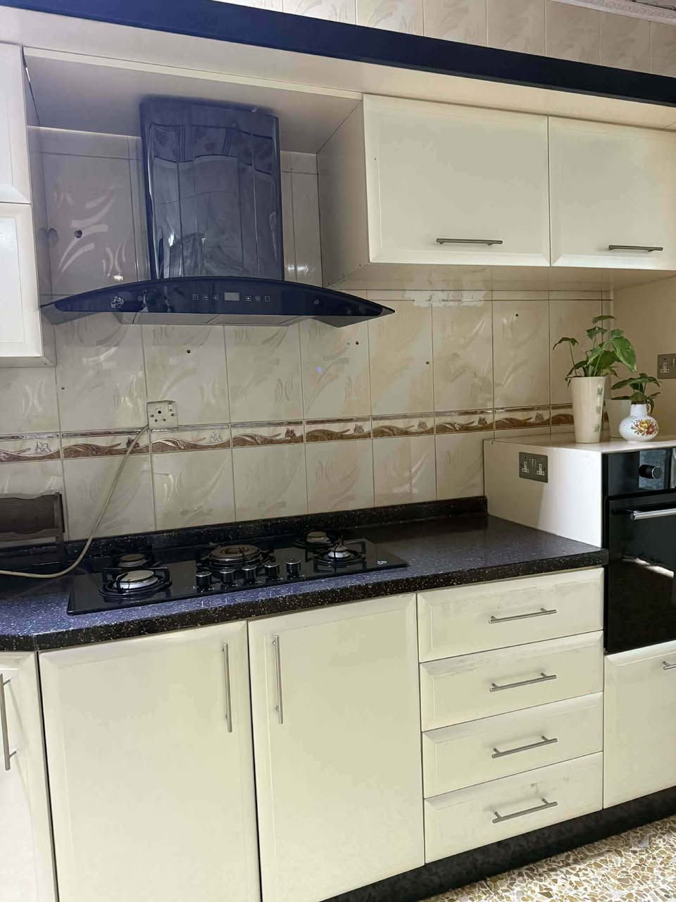 كاونتر مطبخ خشب الماني نوعية ممتازة تكلفة 45ورقة نظيف جدا مع طباخ ومرشحة واوفن بلتن وغسالة صحون بلتن مغلفة بنفس الخشب 
١٩٦ قياس سنك       متر في متر قياس زاوية     ٢٥٠ قياس طباخ    ١ متر قياس ثلاجة  ٢٣٠ عمودي🌹🌹🌹🌹
السعر، مليون 650الف 🔥🔥🔥
التواصل عالرقم حي السماح 
***********🌿🌿🌿🌿 موصل, نينوى
