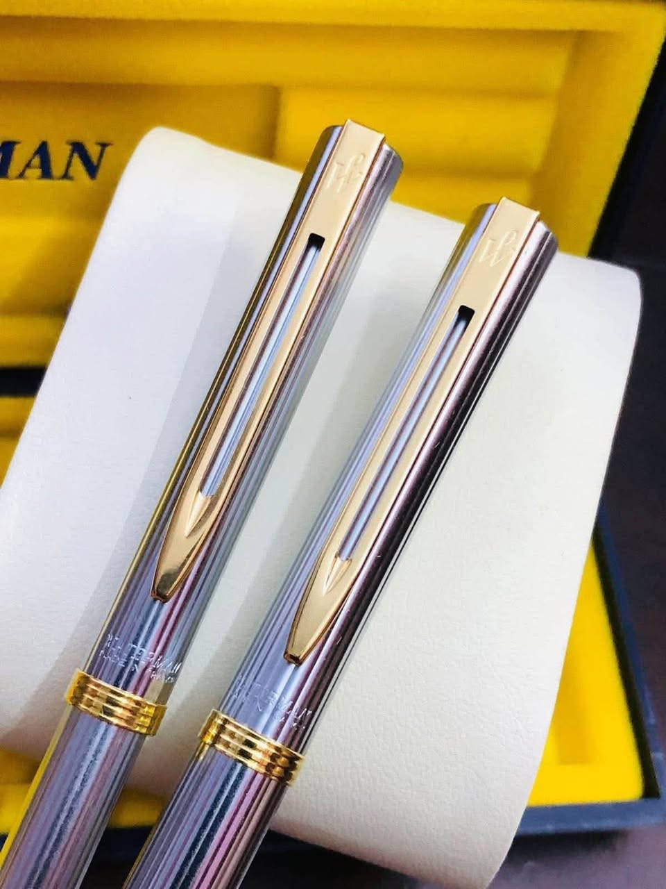 سيت اقلام وترمان ( Waterman) 
فرنسي اصلي انتاج الثمانينات 
 طلاء ذهب وستل استيل نقشه مميزة 
ريشه طلاء ذهب حبر - جاف 
لوك غير مستعمل 
مع العلبه الأصلية والكتلوك  
السعر ١١٠   الف 
للاتصال ***********
