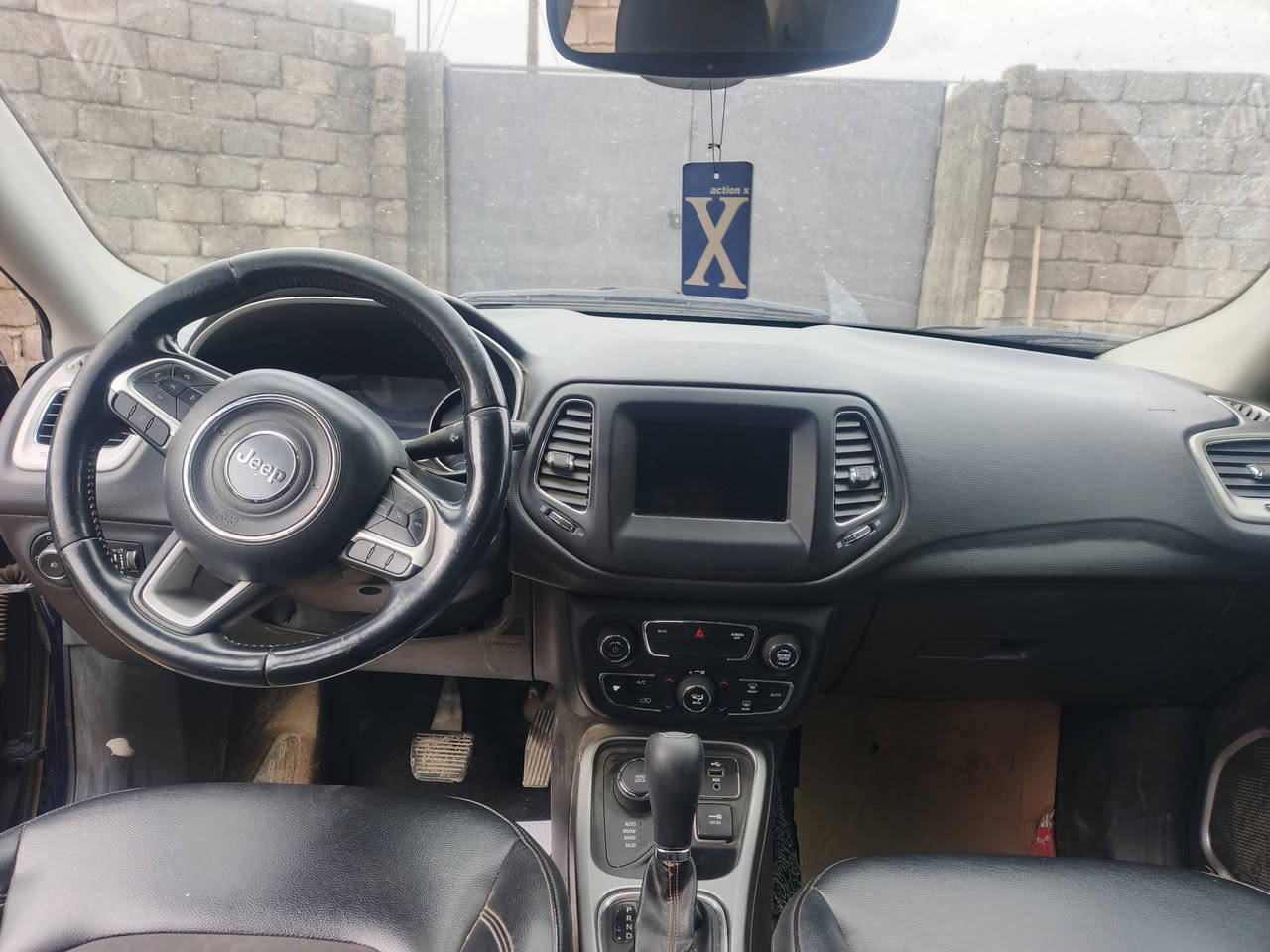 سلام عليكم جيب كومباس موديل 2018 السياره فول موصفات عده الفتحه السقف 
الموصفات هندبريك كهربائي 
اربع انضمت قيده
مانع انزلاق
تشغيل عن بعد بصمه
اشرت ترحيب
السياره مليانه موصفات
 مرواوس  ب اوبتما 12 او فوك  
اتصل عل رقم / *********** /***********/
