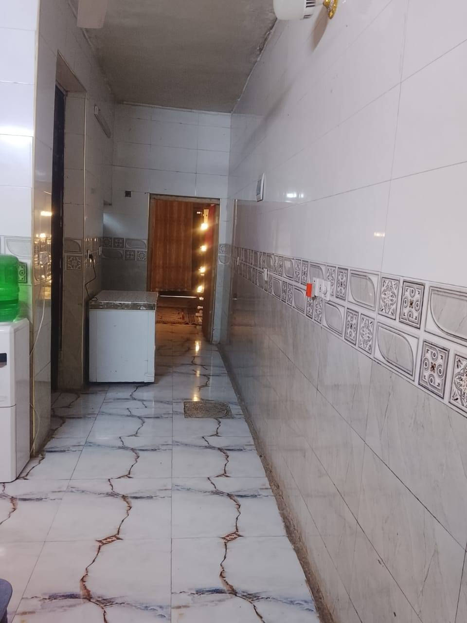 السلام عليكم بيت للبيع شارع 15 مقابيل تربيه طابق الاول استقبال وصاله وغرفه نوم وصحيات خارجيه وداخليه وطابق ثاني غرفه لبيت واجهيه 4 ونص ونزال ٢٥ سعر 95 وبي مجال رقم ***********
